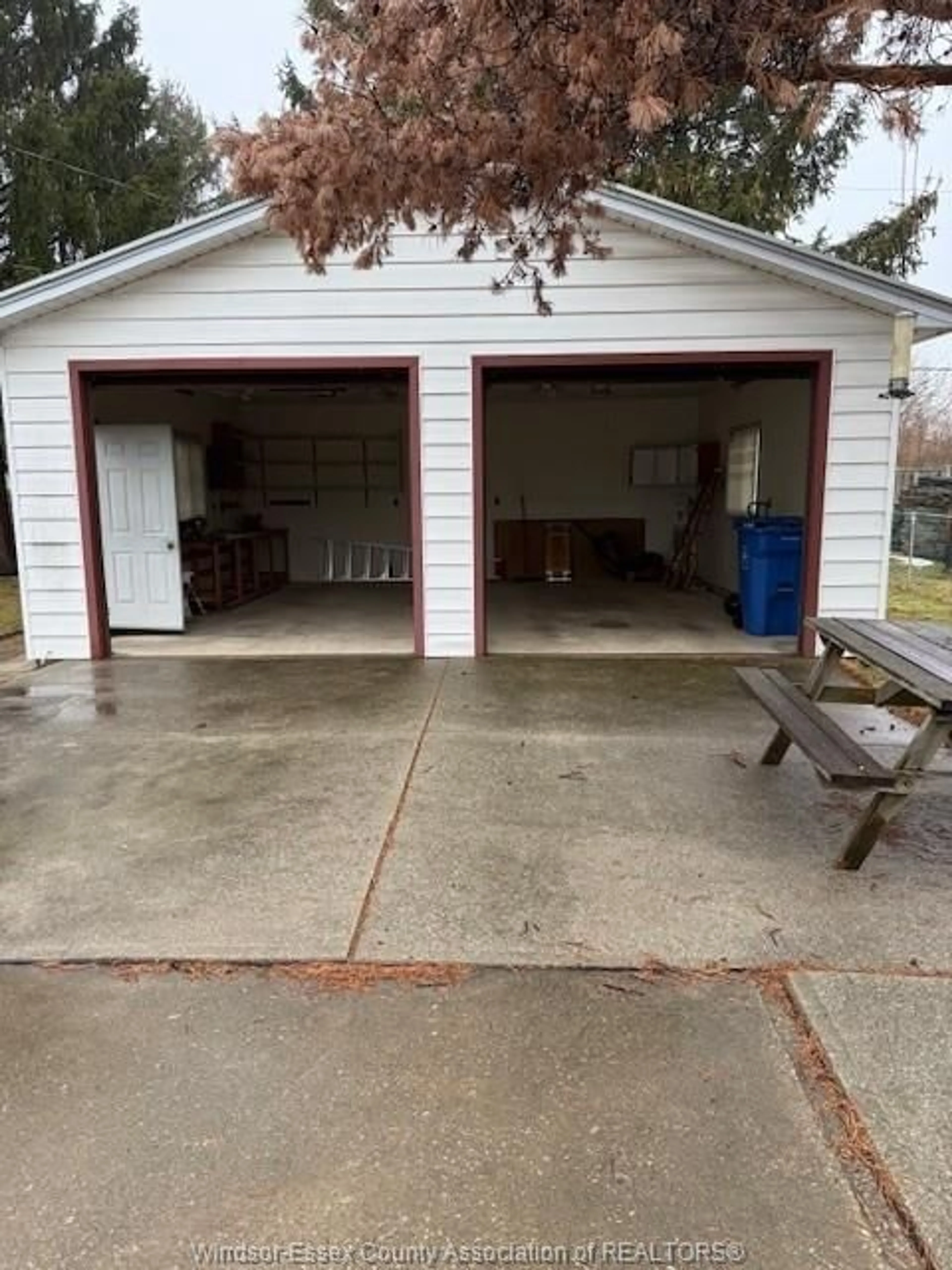 Indoor garage for 811 WILLIAM, Tecumseh Ontario N8N 2A2