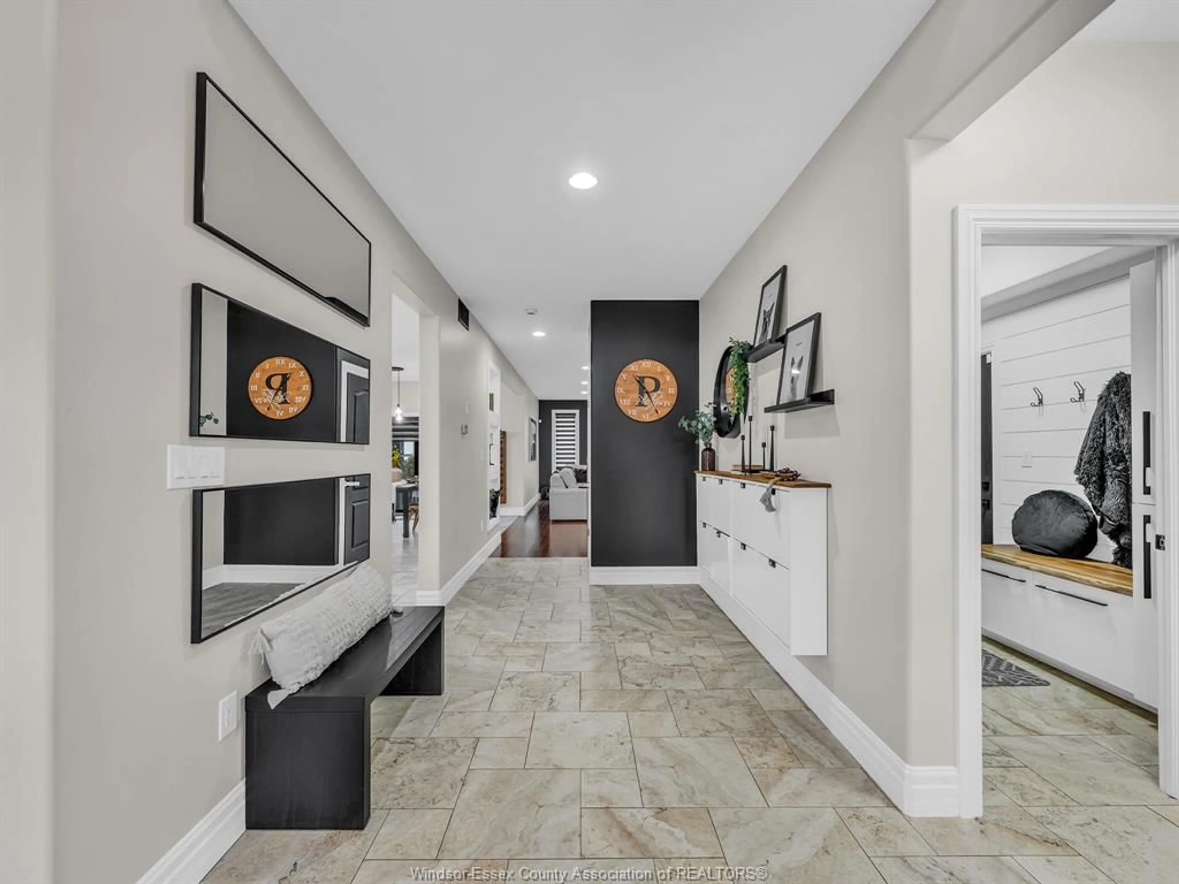 Indoor entryway for 425 PINEHURST, Lakeshore Ontario N8L 0X4