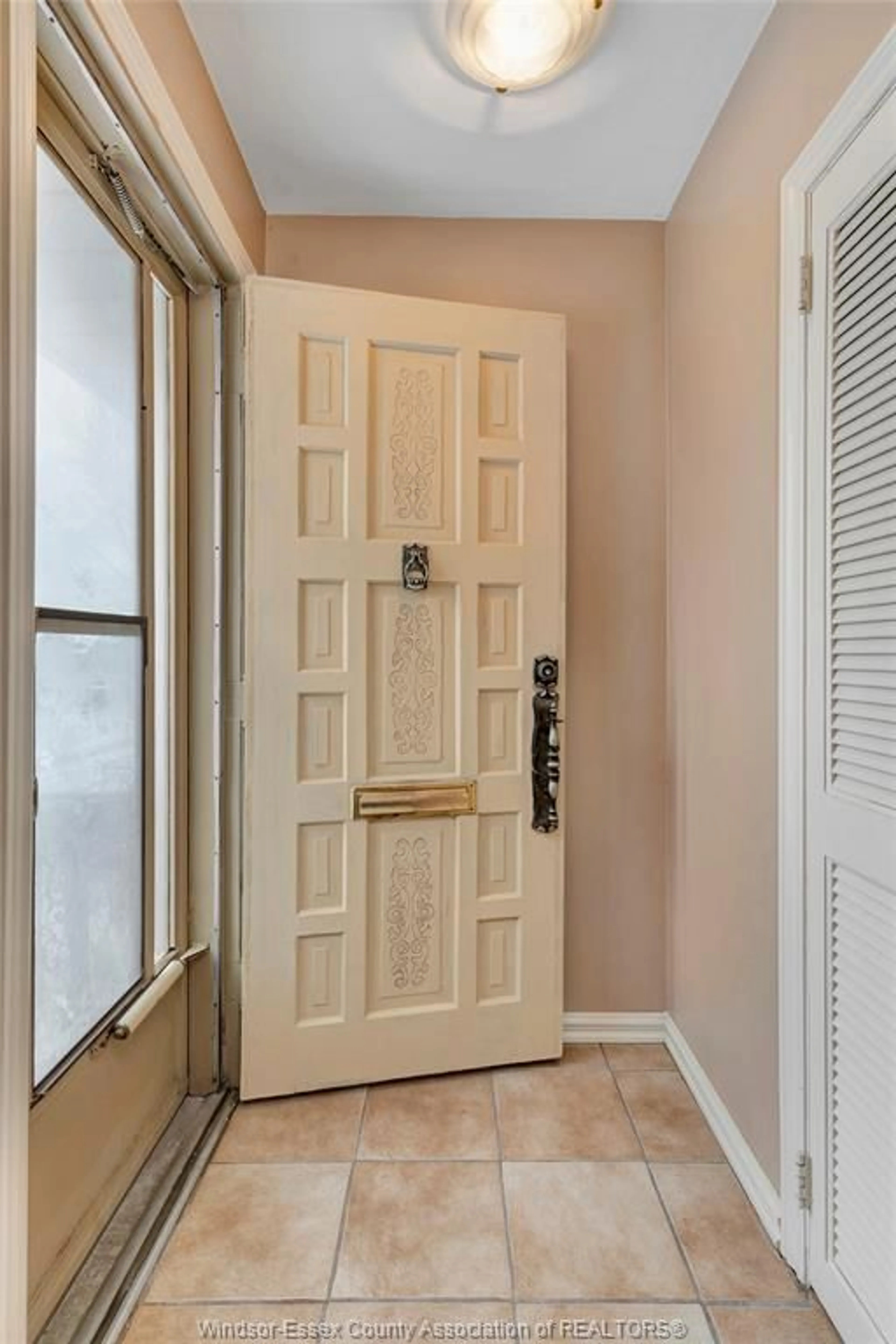 Indoor entryway for 1648 CALIFORNIA, Windsor Ontario N9B 3A5