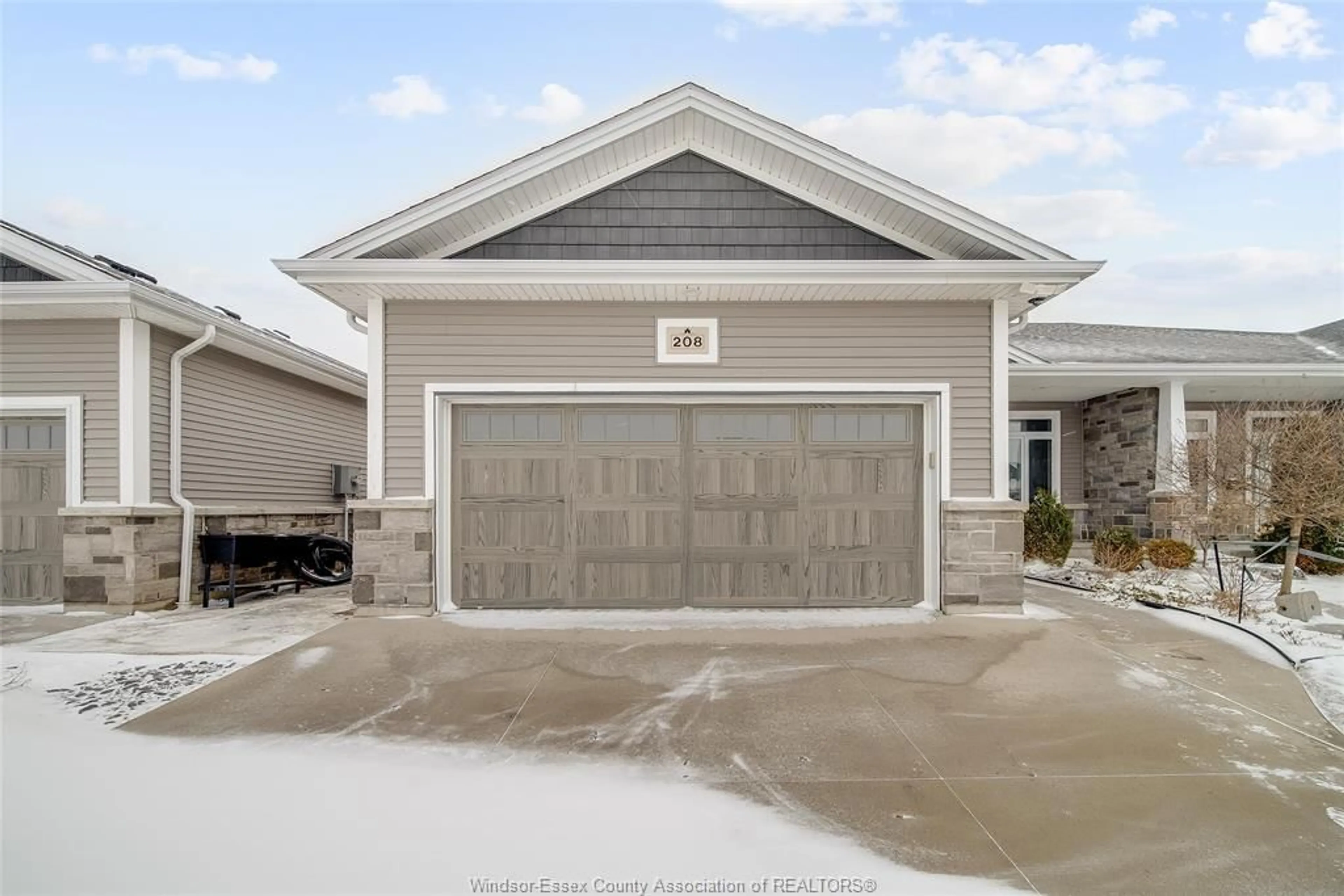 Indoor garage for 208 SUMMERSET Pl, Chatham Ontario N7L 0G4