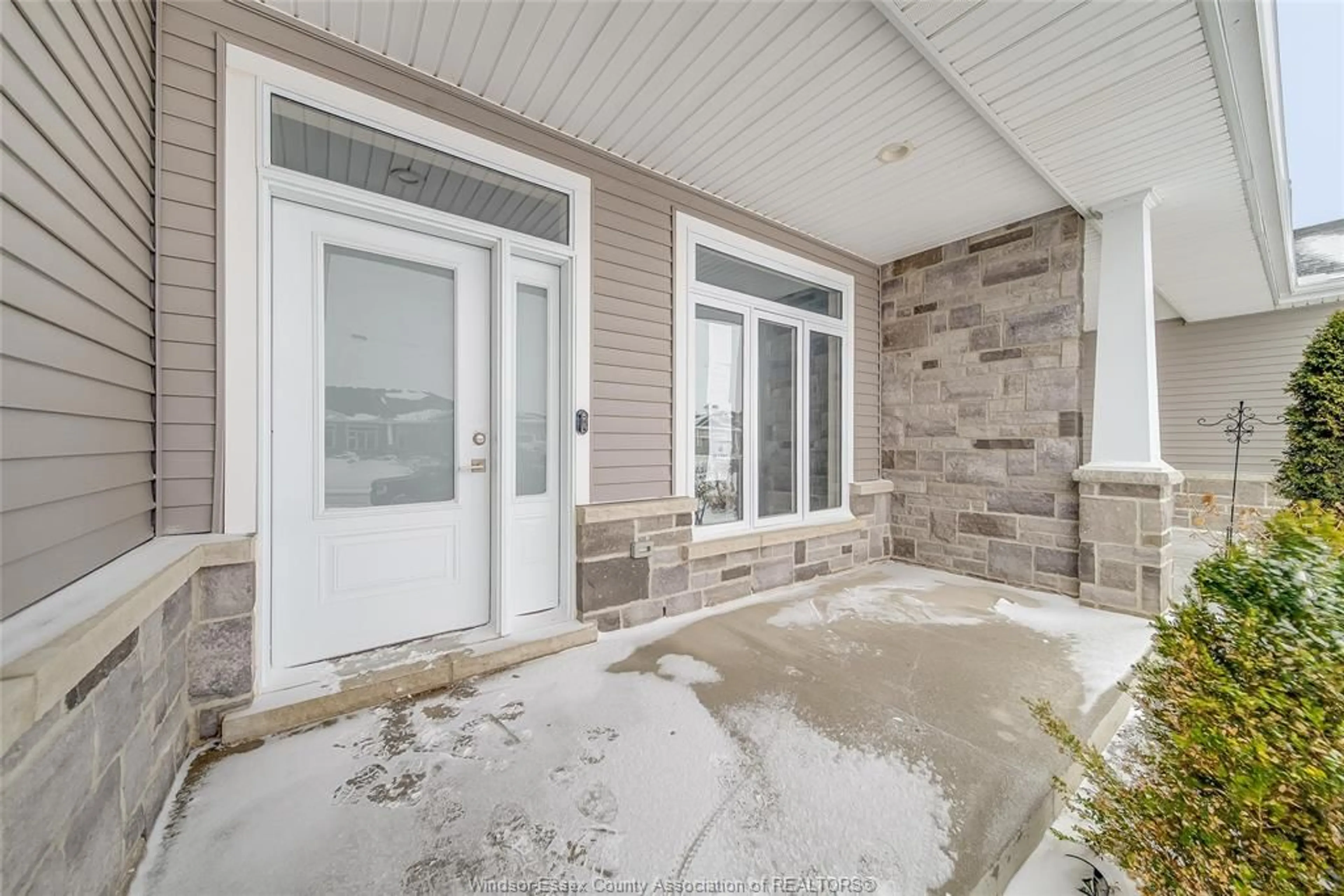 Indoor entryway for 208 SUMMERSET Pl, Chatham Ontario N7L 0G4