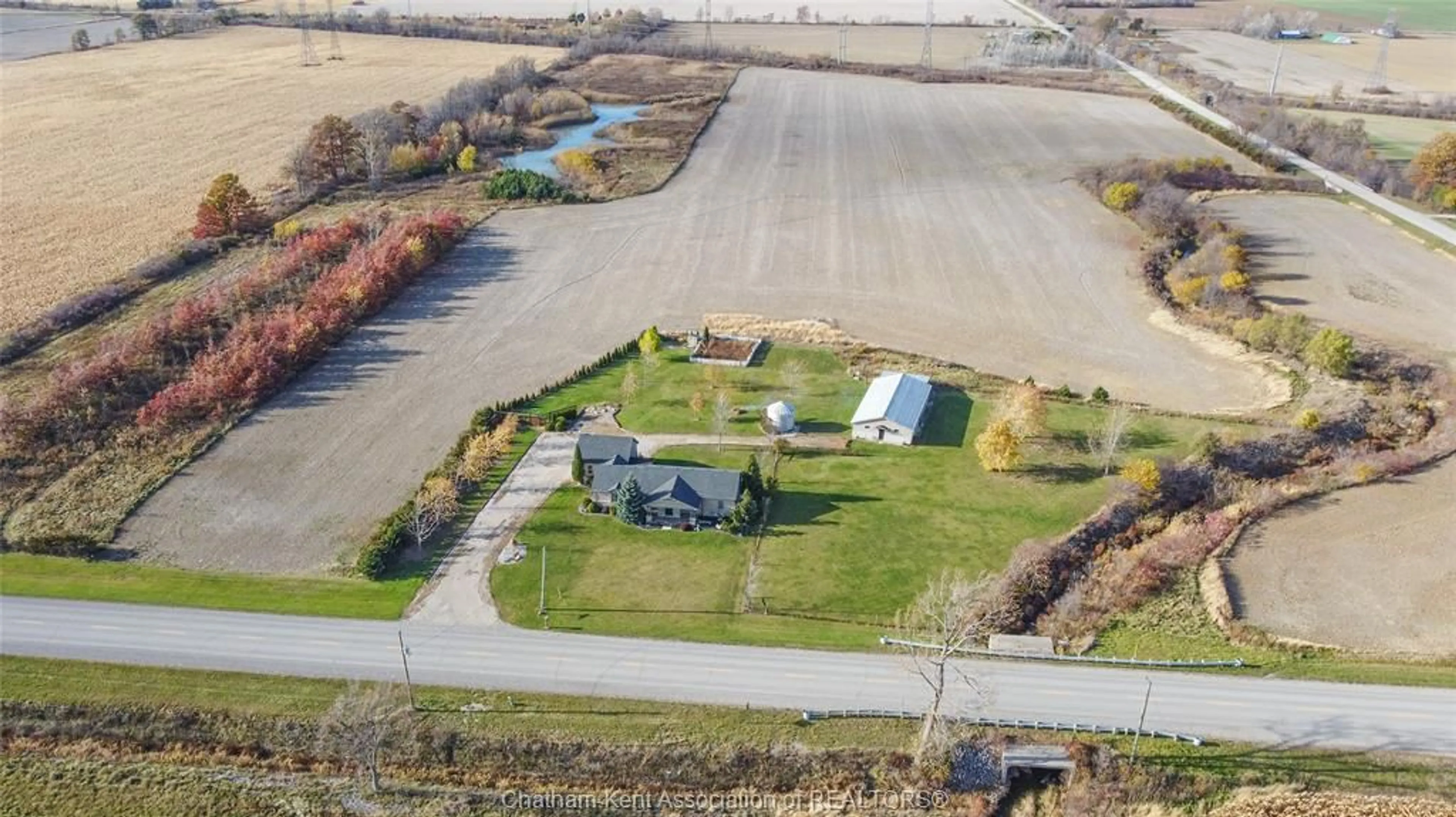 A pic from outside/outdoor area/front of a property/back of a property/a pic from drone, building for 6233 EIGHTH Line, Merlin Ontario N0P 1W0