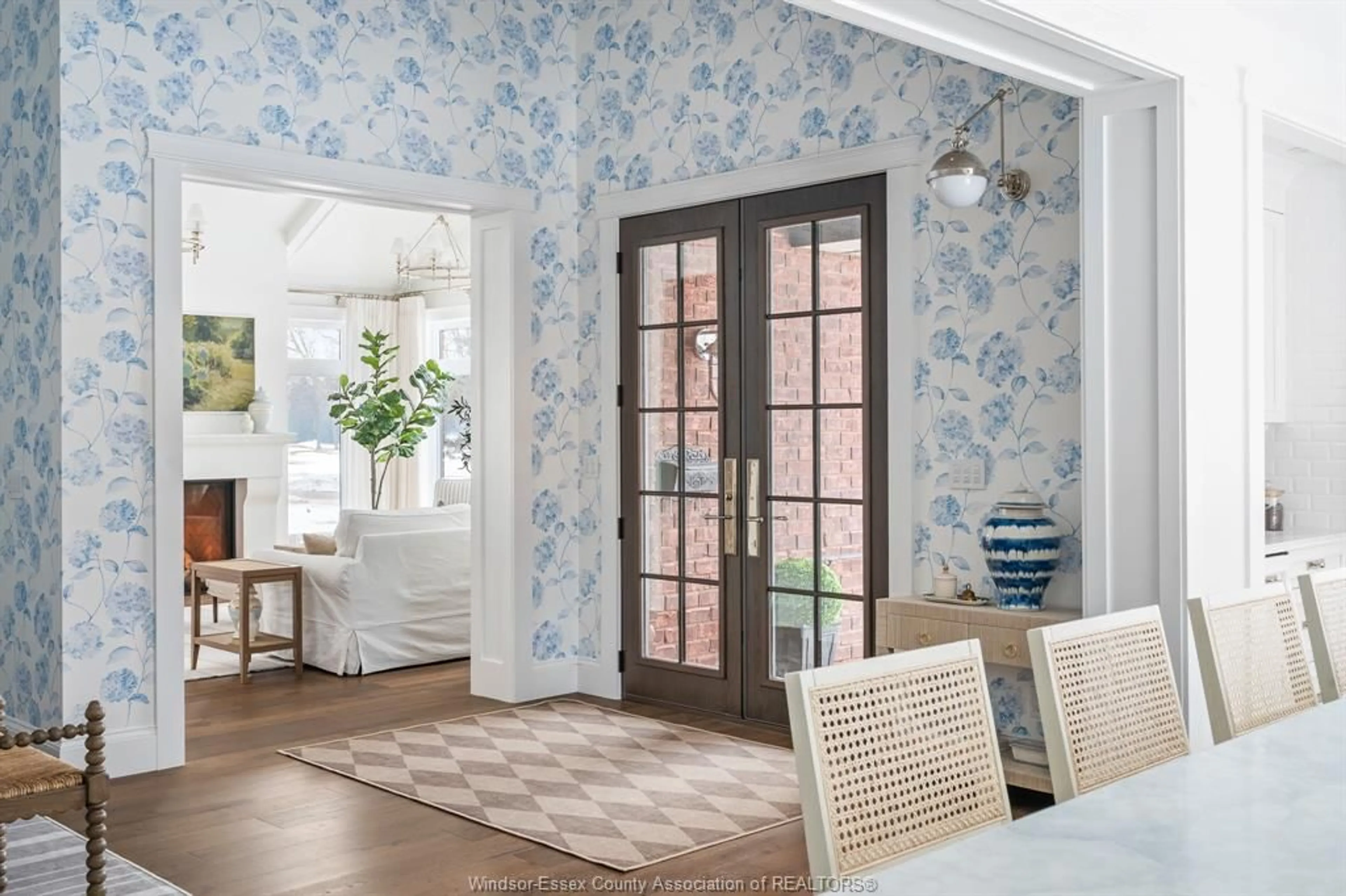 Indoor entryway for 256 PENTILLY Rd, Tecumseh Ontario N8N 2K9