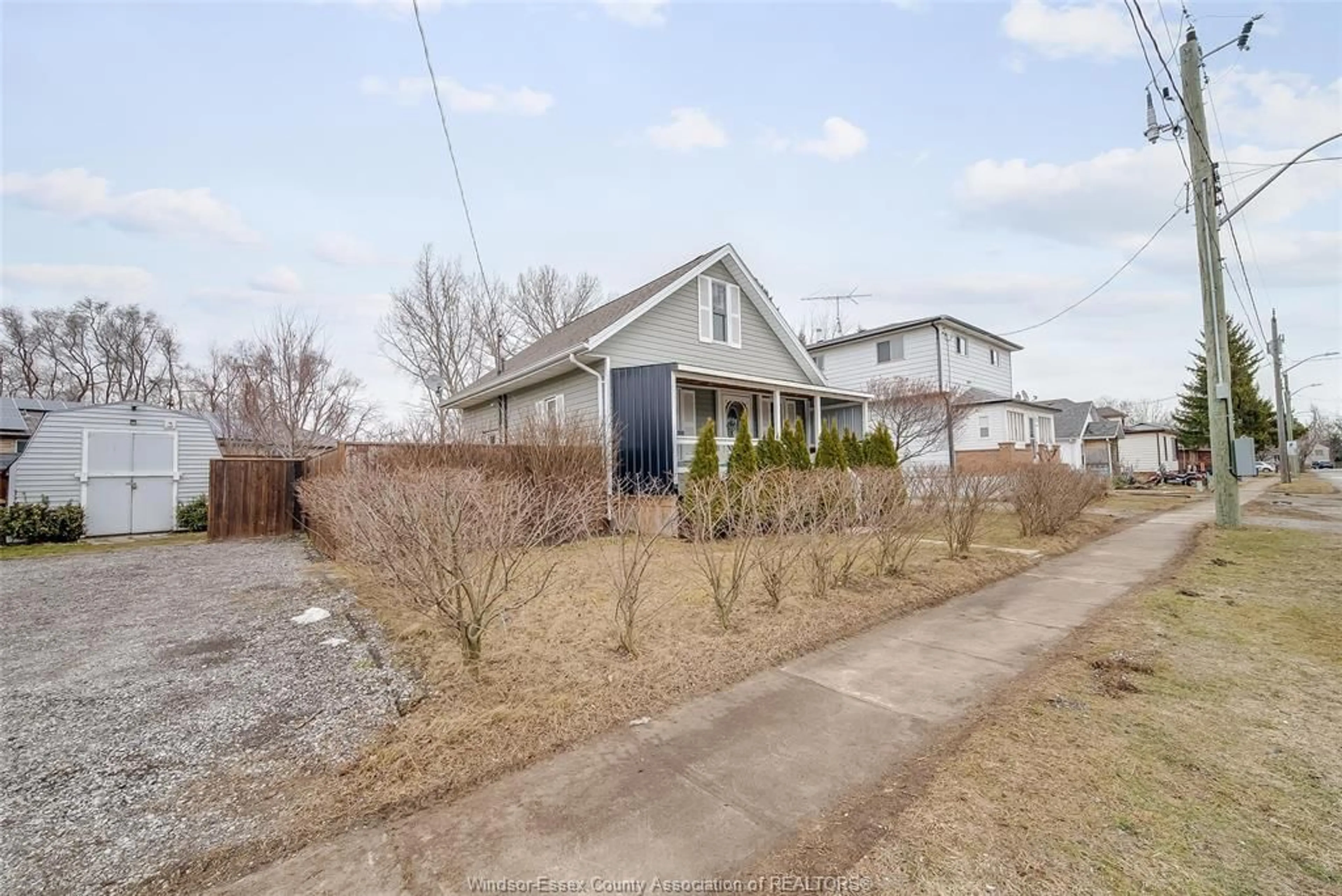 A pic from outside/outdoor area/front of a property/back of a property/a pic from drone, street for 15 SMITH Ave, Leamington Ontario N8H 1E9