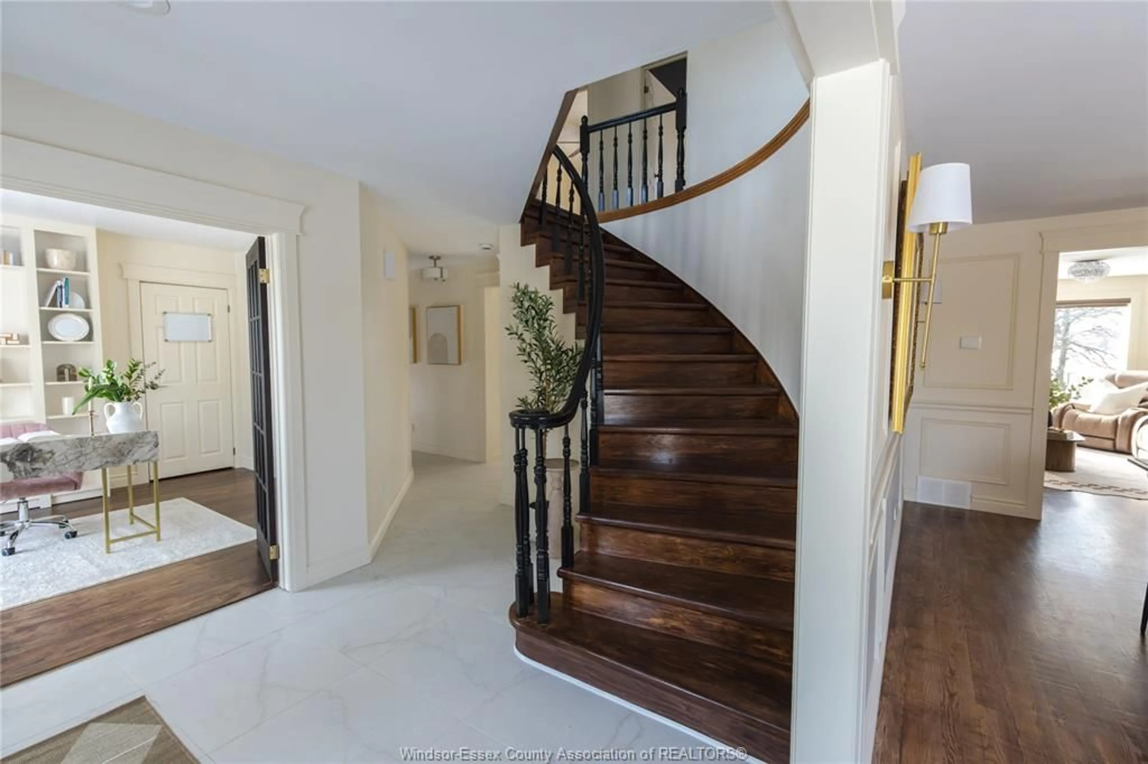 Indoor foyer for 233 Old Tecumseh, Lakeshore Ontario N8N 3S9