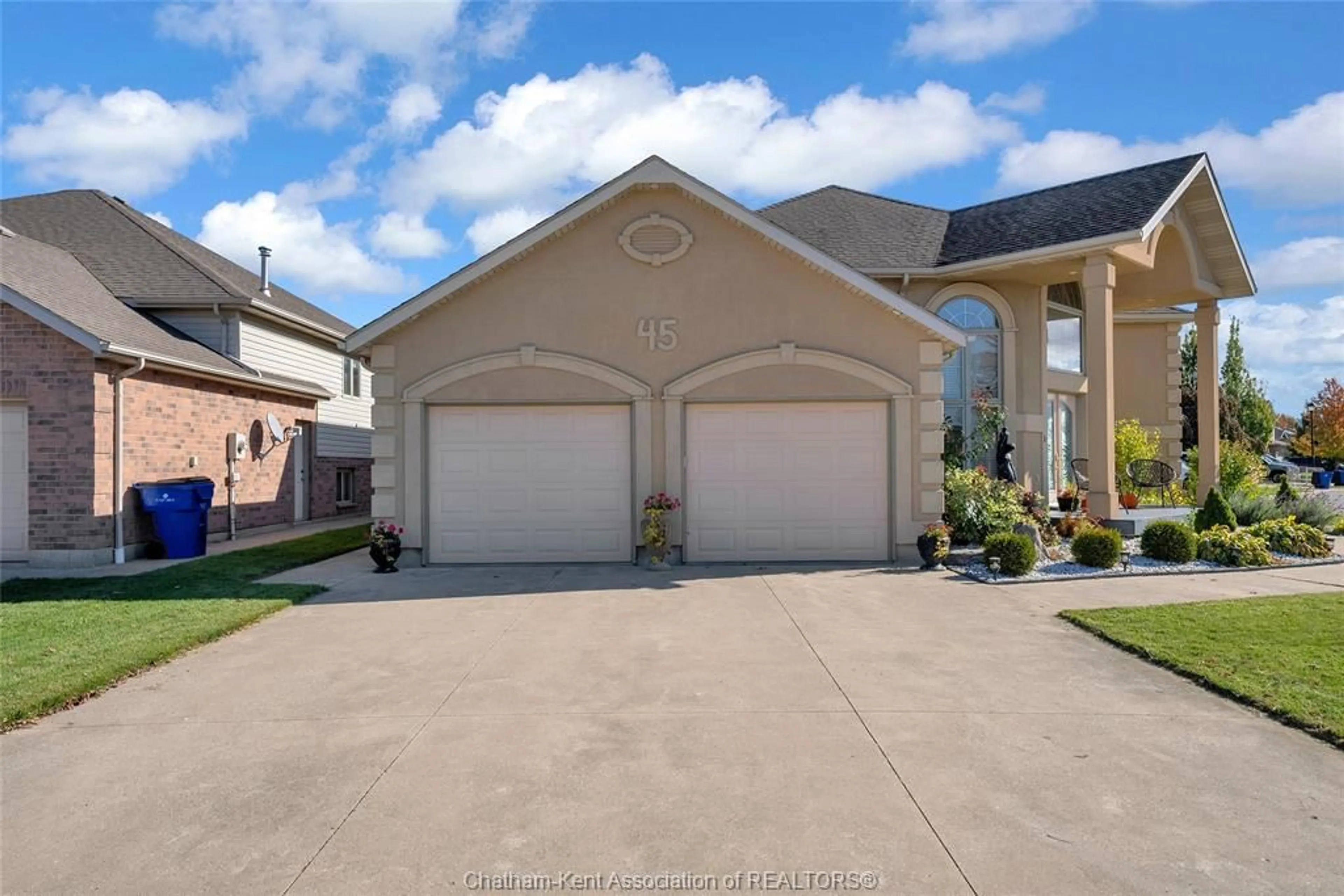Indoor garage for 45 MORNING GLORY Lane, Chatham Ontario N7L 5R6