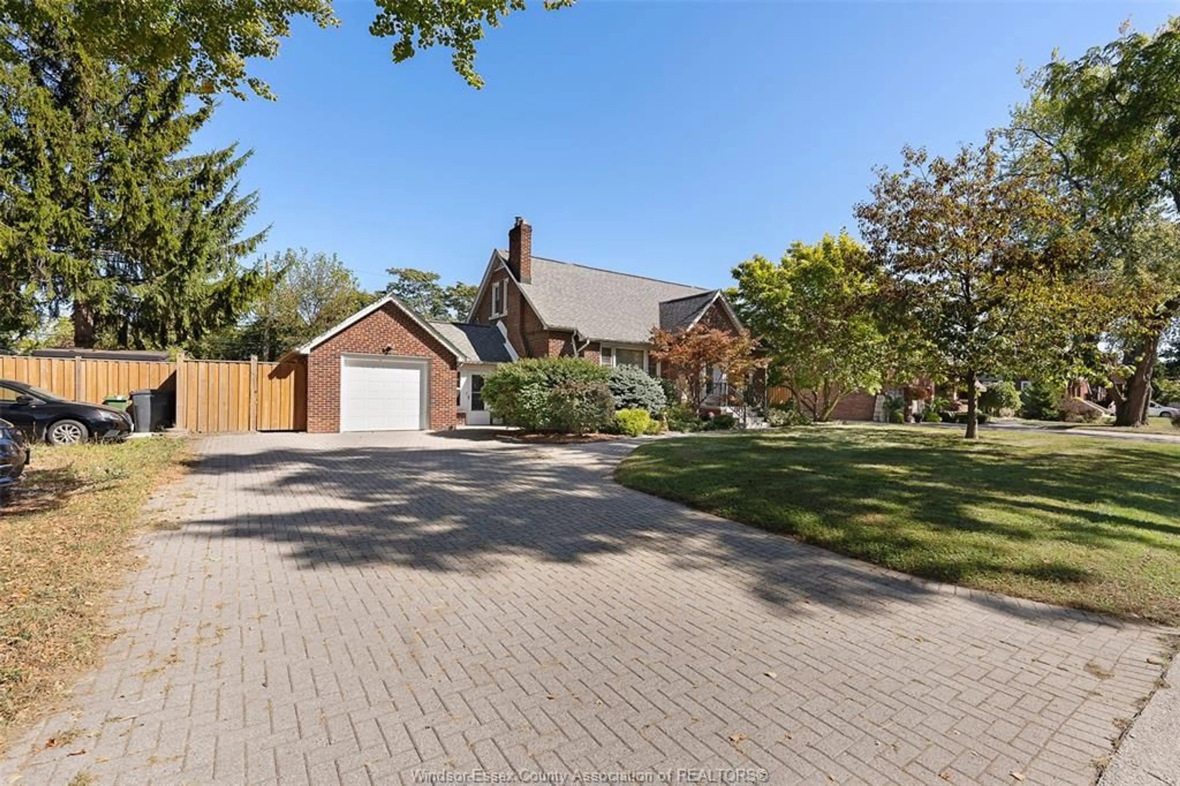 A pic from outside/outdoor area/front of a property/back of a property/a pic from drone, street for 2462 BUCKINGHAM Dr, Windsor Ontario N8T 2B5