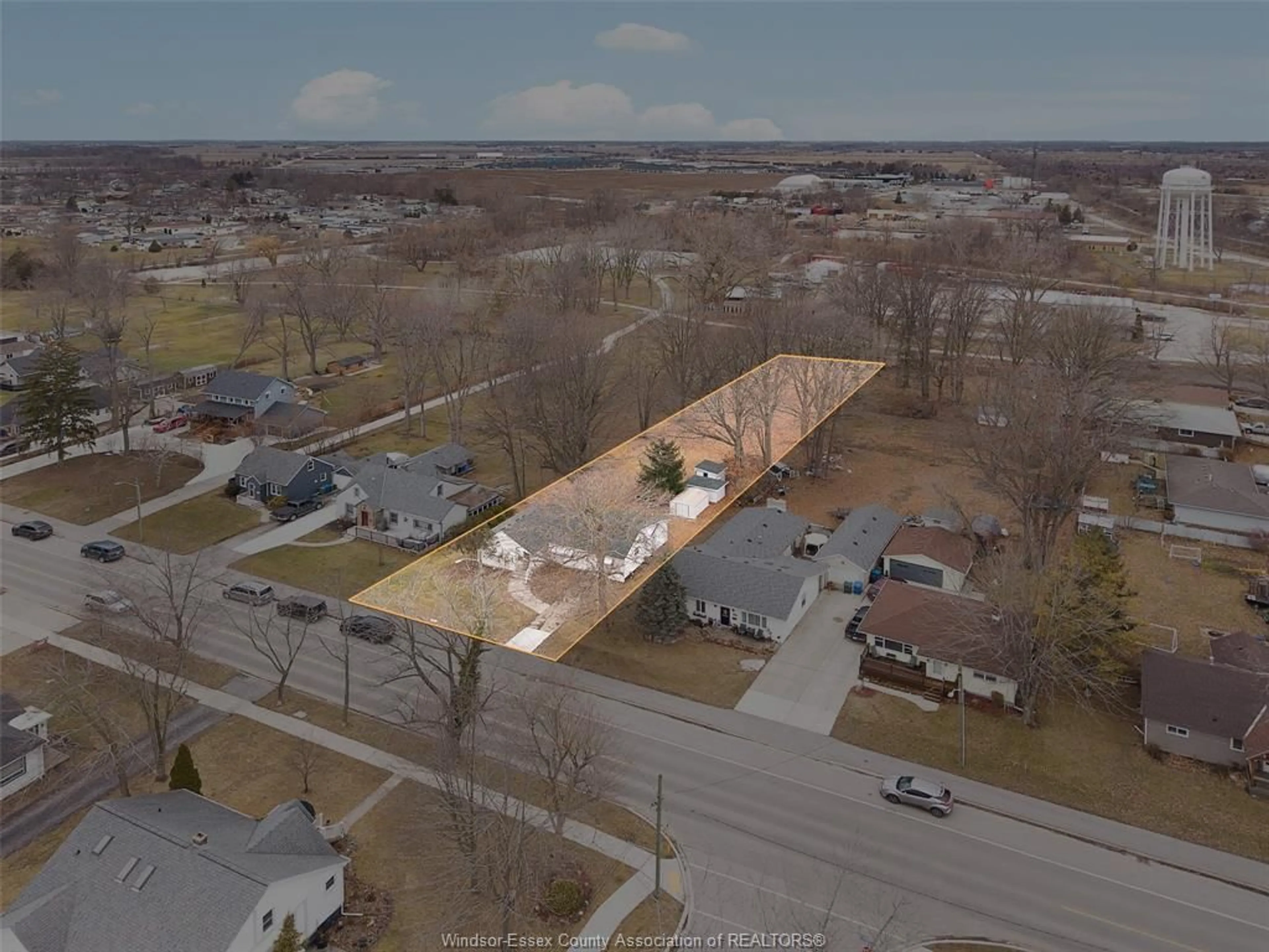 A pic from outside/outdoor area/front of a property/back of a property/a pic from drone, street for 121 VICTORIA Ave, Essex Ontario N8M 1M9