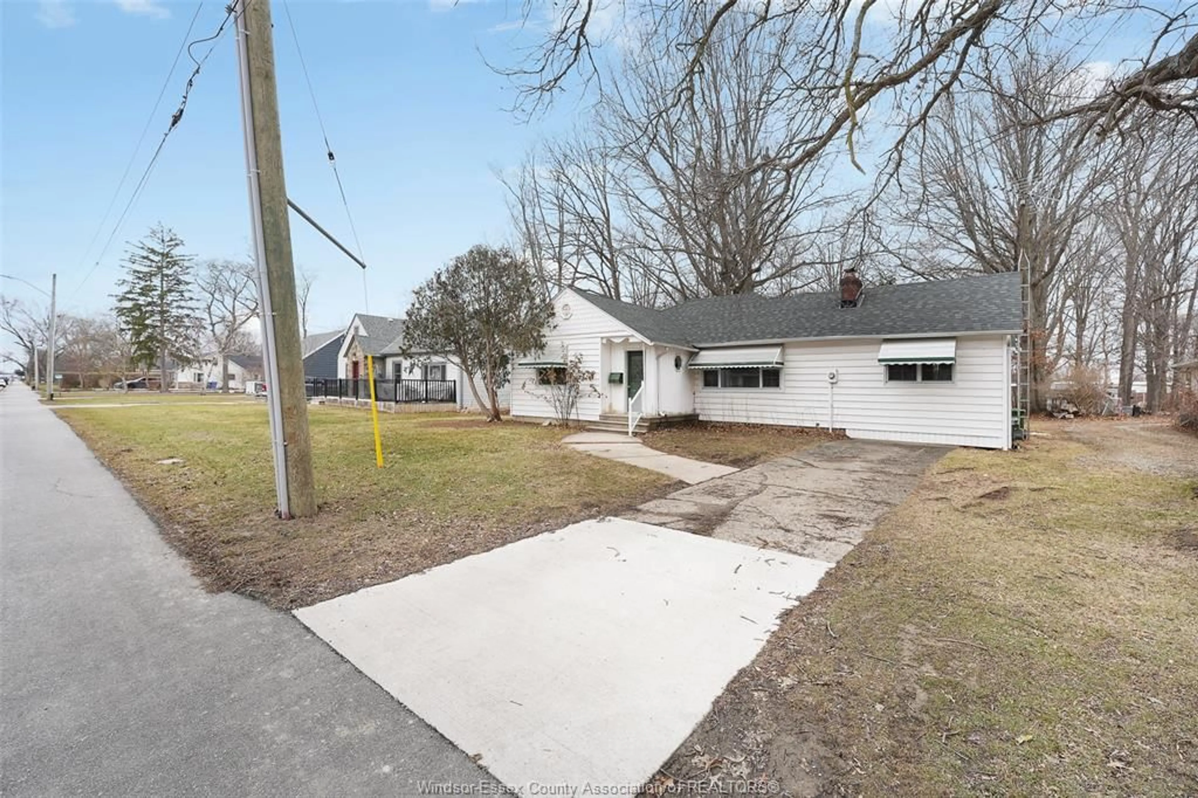 A pic from outside/outdoor area/front of a property/back of a property/a pic from drone, street for 121 VICTORIA Ave, Essex Ontario N8M 1M9