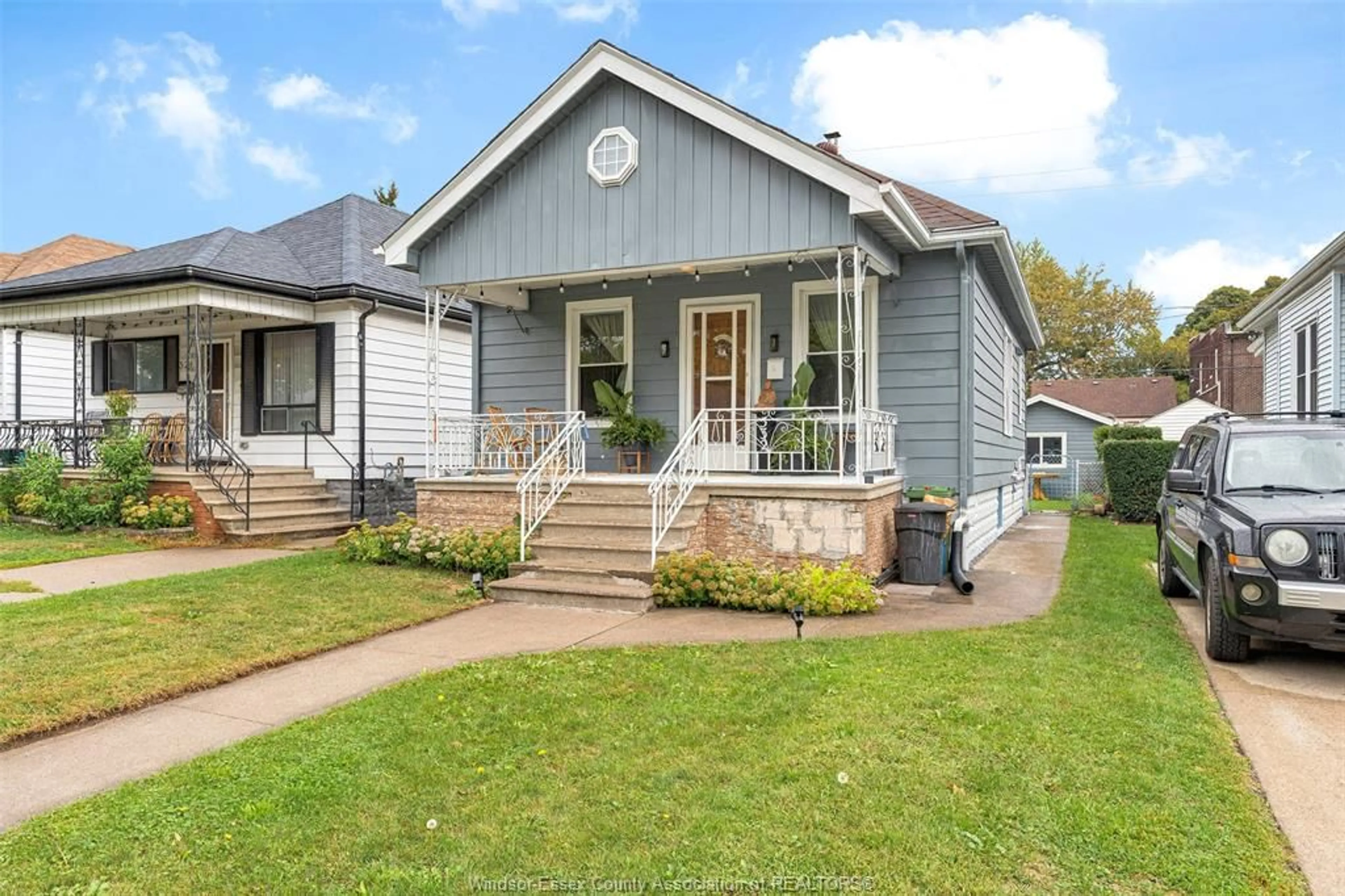 Home with vinyl exterior material, street for 532 McKay, Windsor Ontario N9B 1Z8