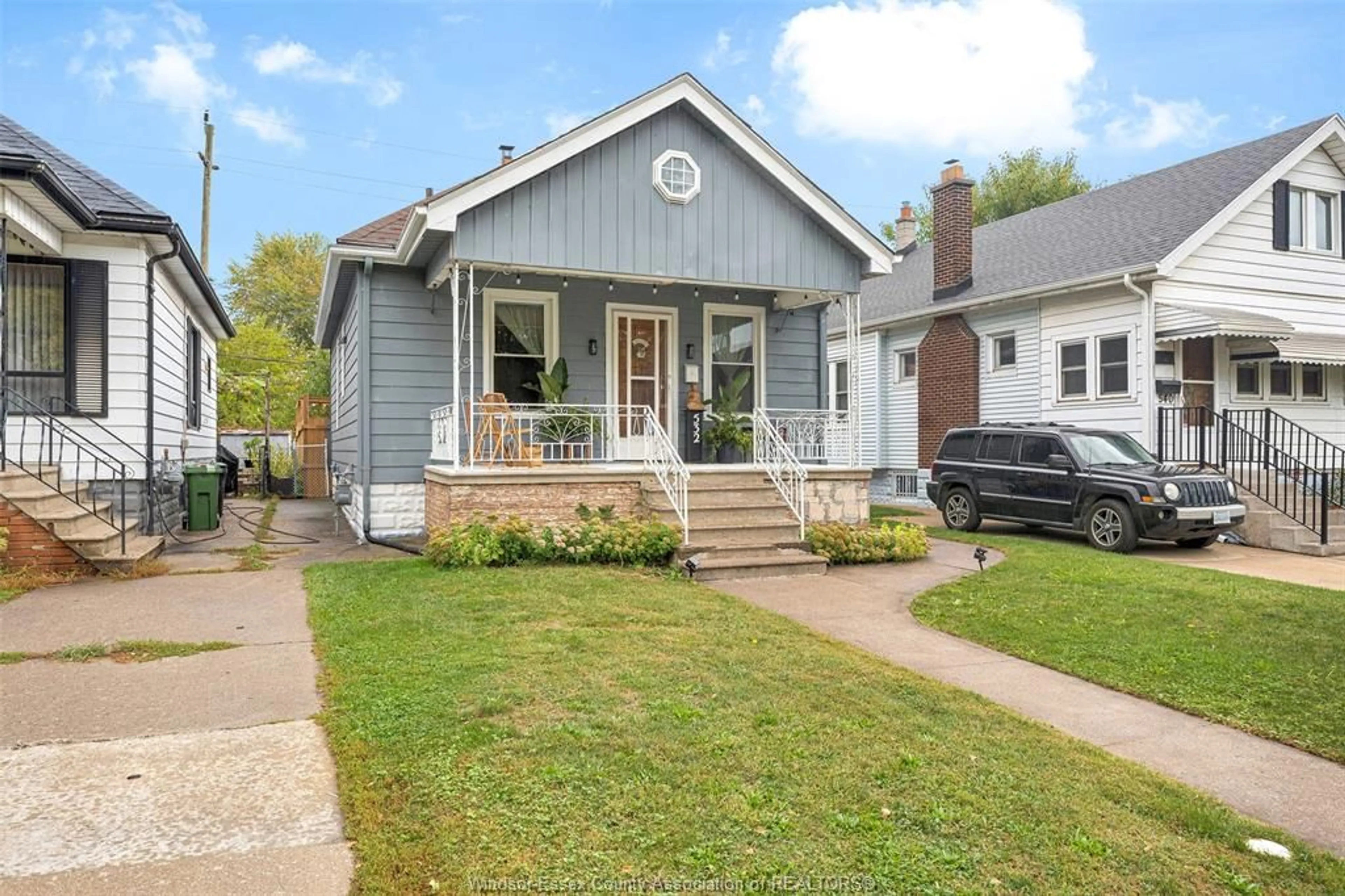 Home with vinyl exterior material, street for 532 McKay, Windsor Ontario N9B 1Z8