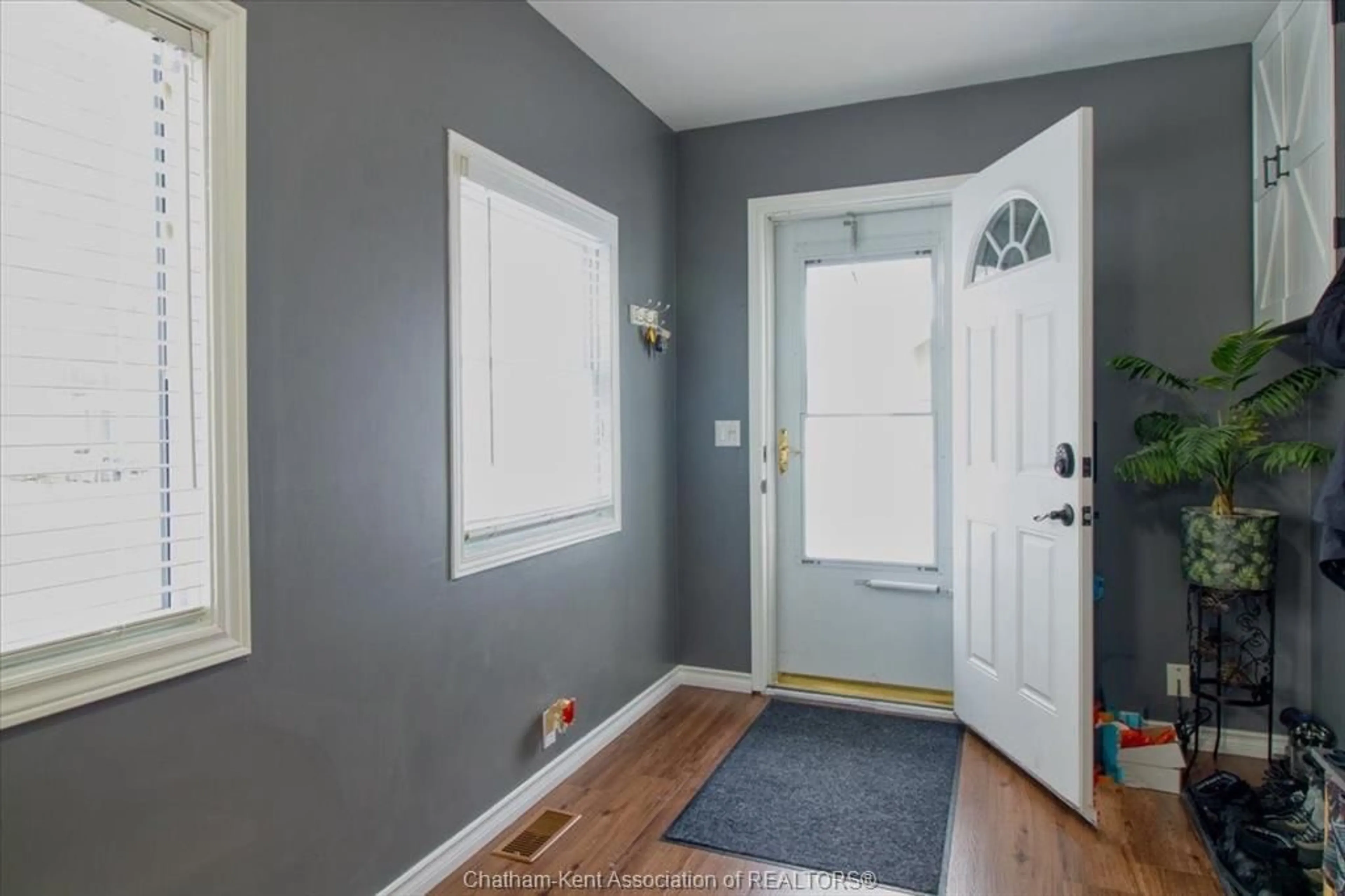 Indoor entryway for 36 O'Neil St, Chatham Ontario N7M 3A3