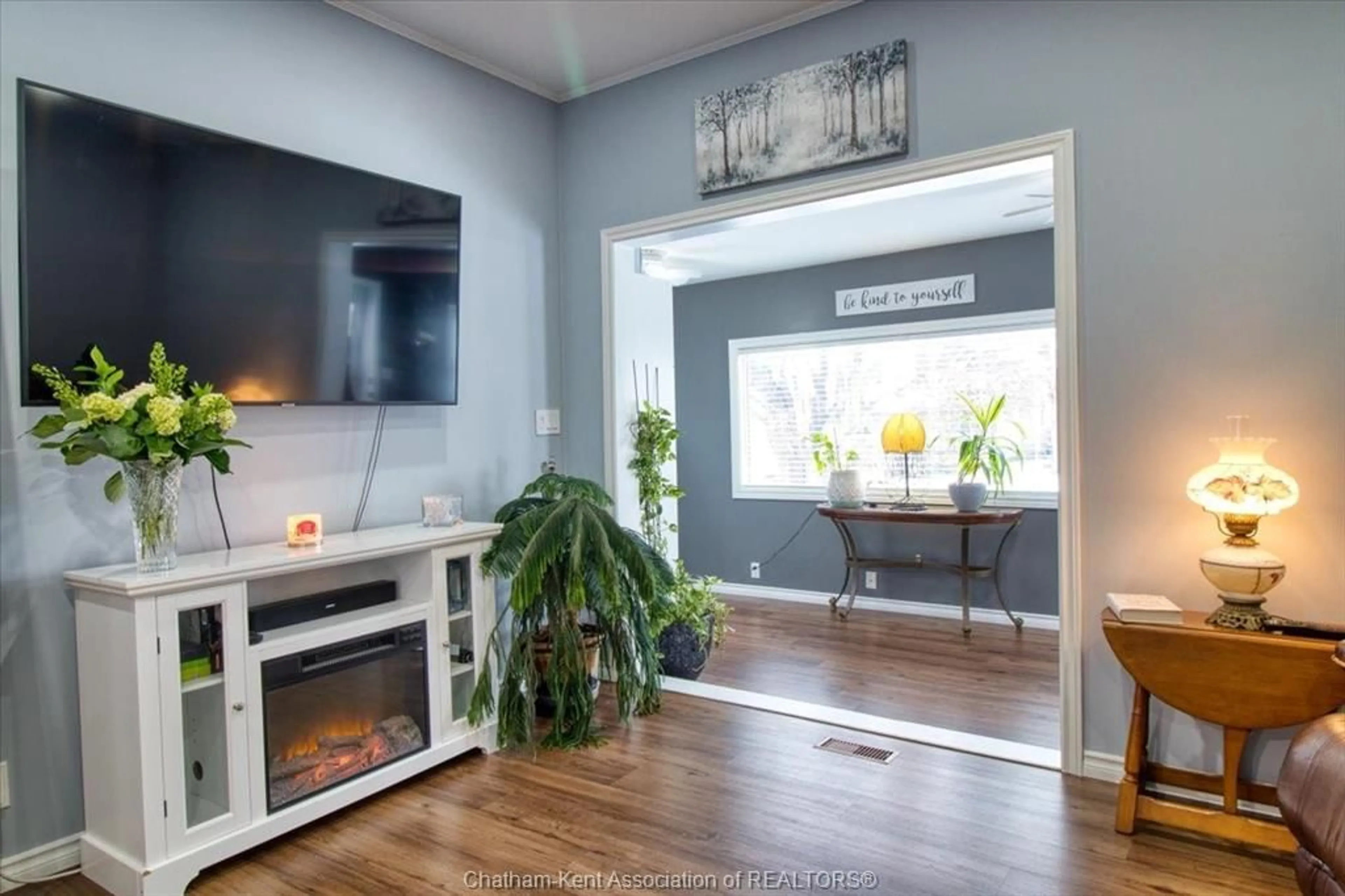 Indoor entryway for 36 O'Neil St, Chatham Ontario N7M 3A3