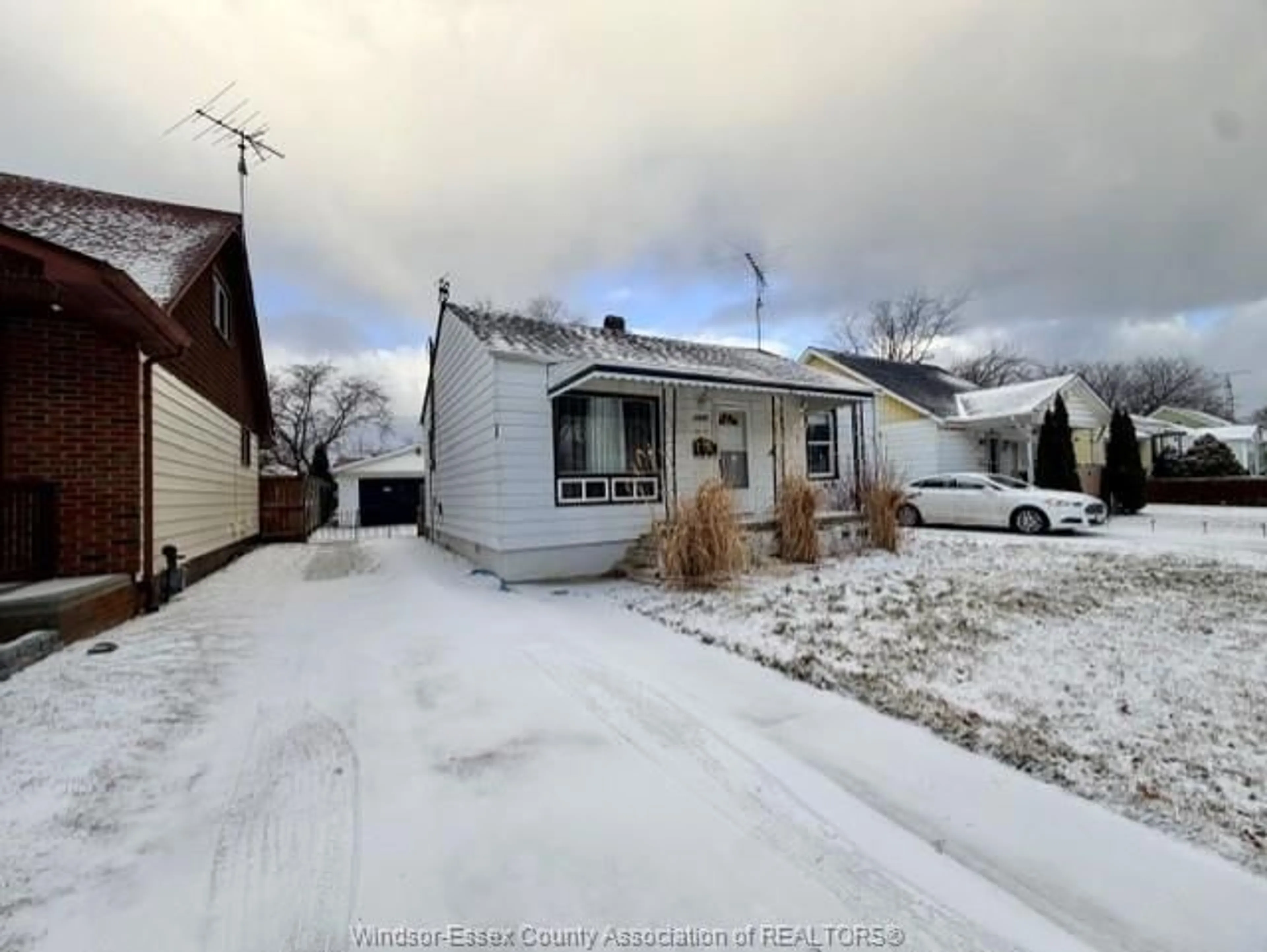 A pic from outside/outdoor area/front of a property/back of a property/a pic from drone, street for 1651 AUBIN, Windsor Ontario N8Y 4G3