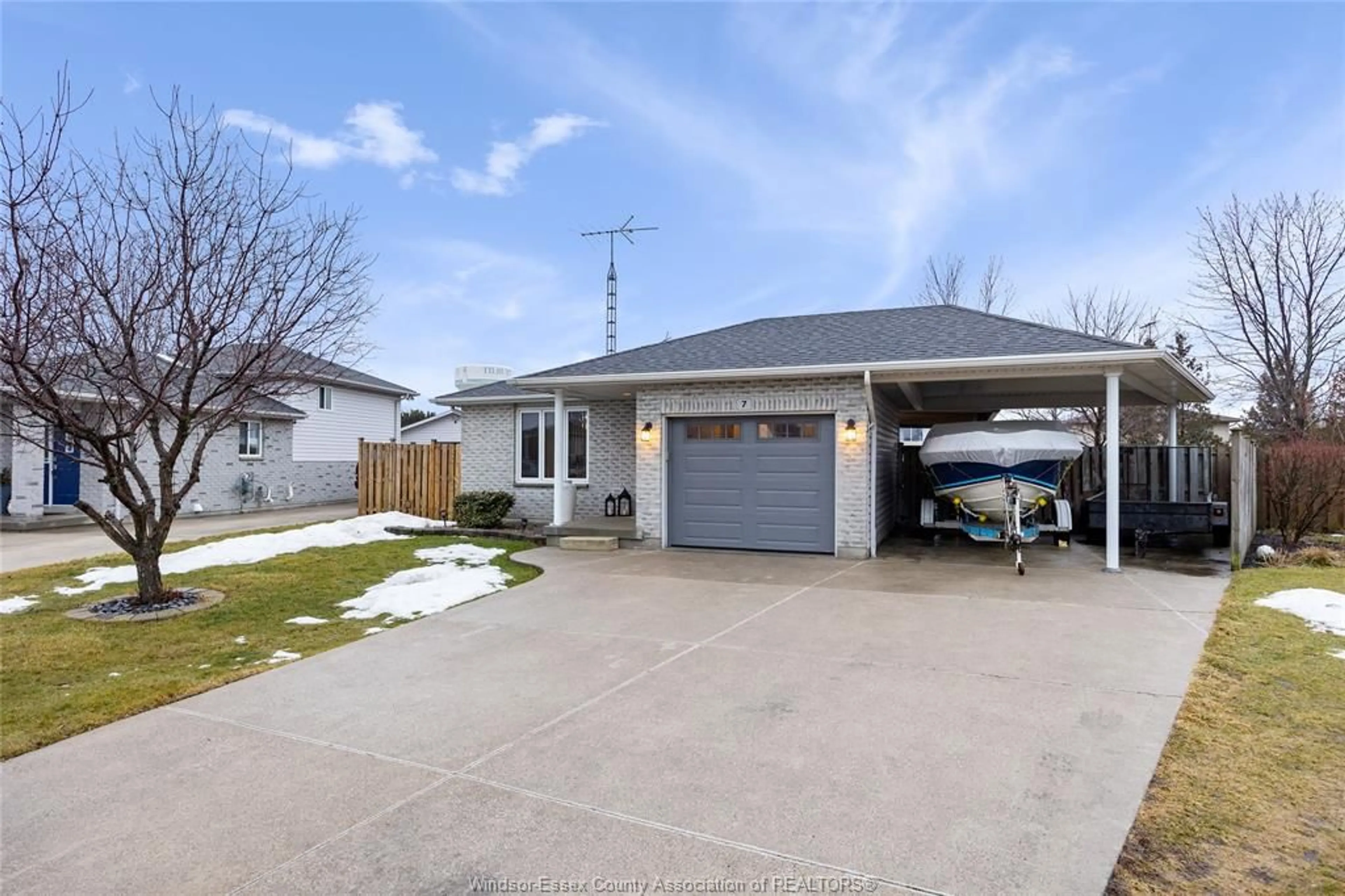 Indoor garage for 7 REGAL Dr, Tilbury Ontario N0P 2L0