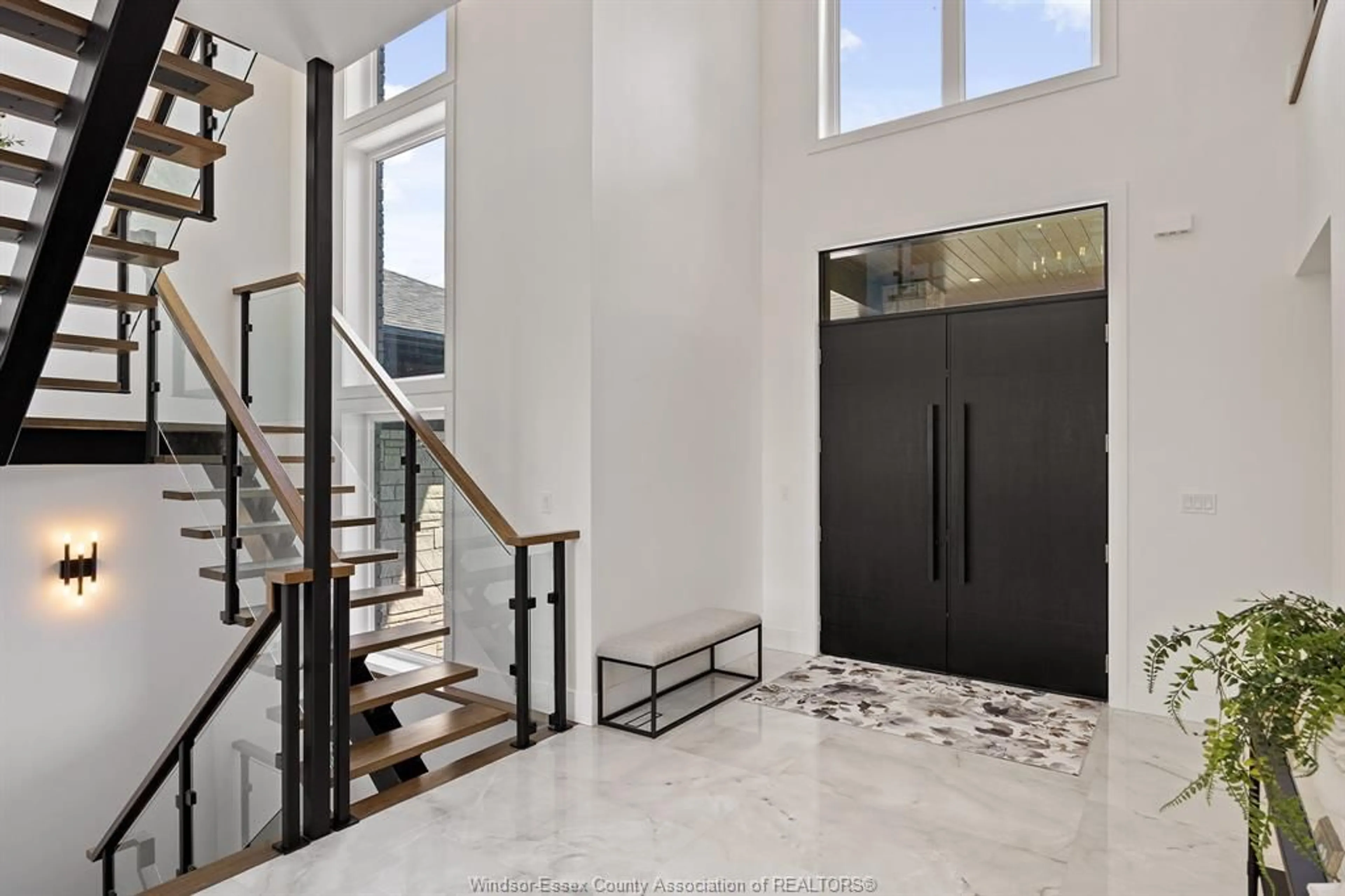 Indoor entryway for 3563 DONATO, LaSalle Ontario N9H 0L5