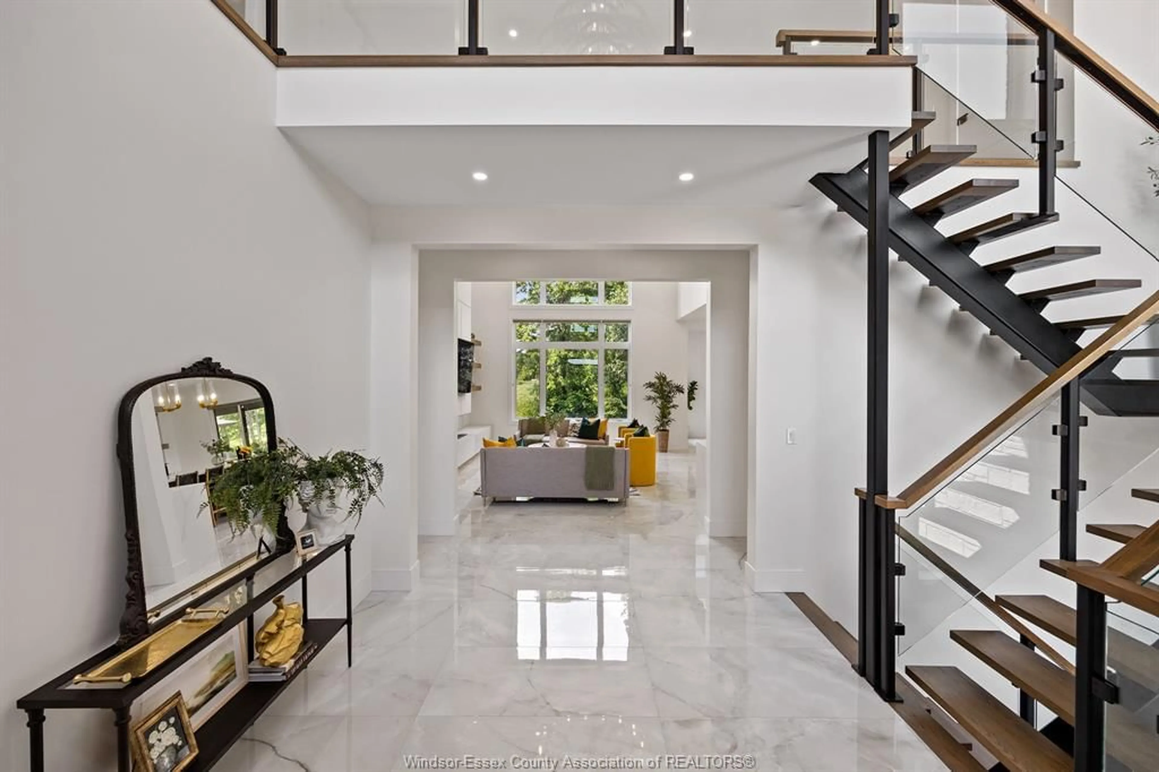 Indoor entryway for 3563 DONATO, LaSalle Ontario N9H 0L5