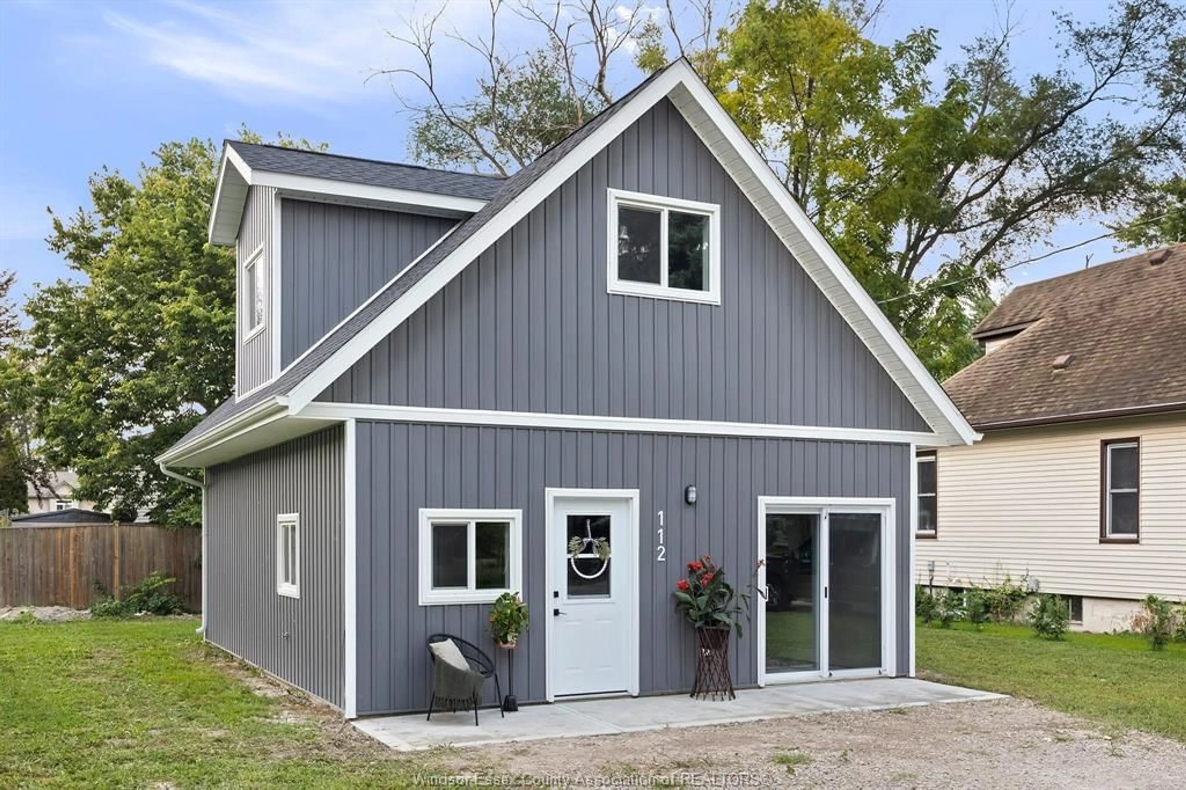 Home with vinyl exterior material, building for 112 WINDSOR Ave, Colchester Ontario N0R 1G0