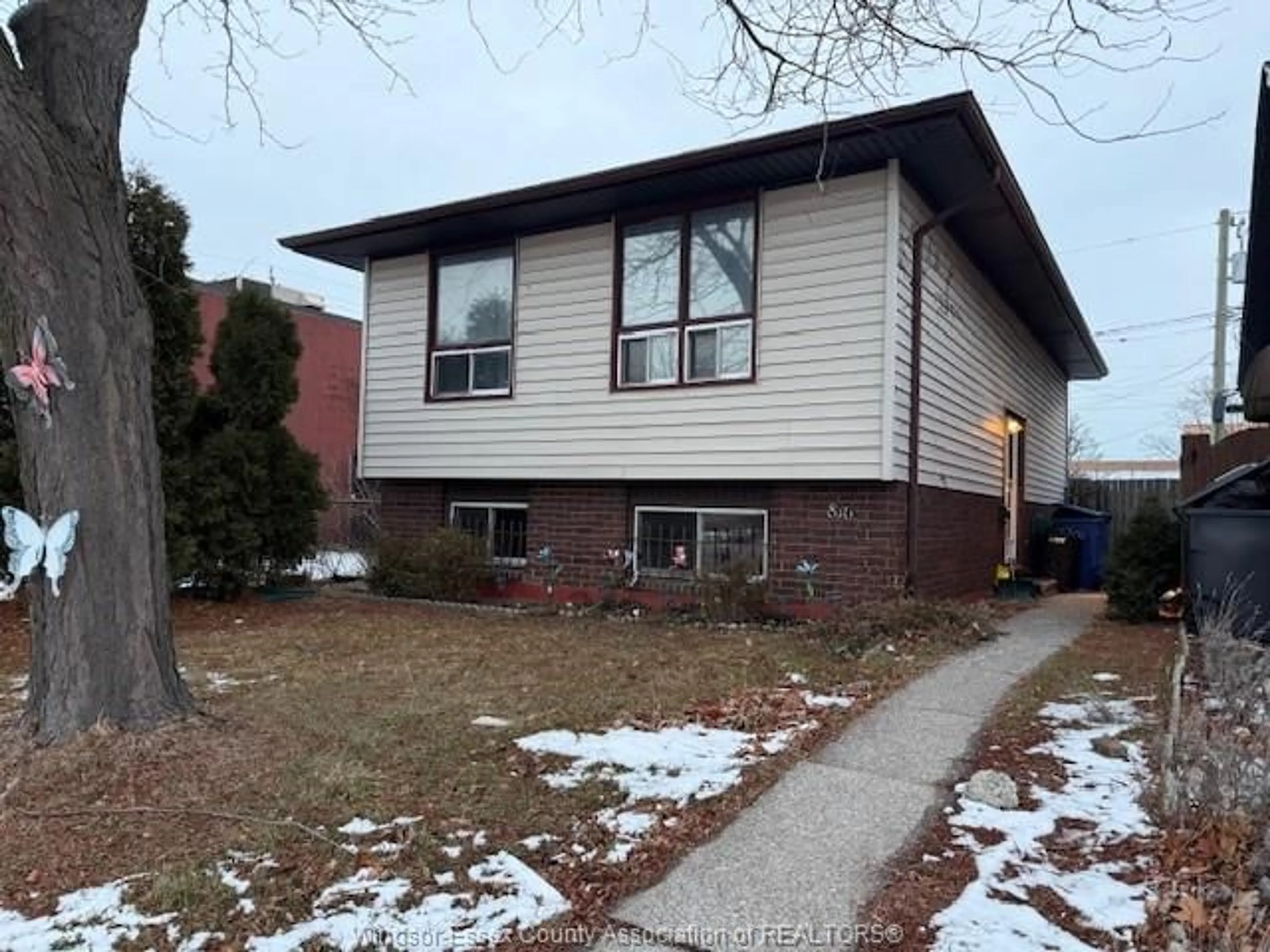 Home with vinyl exterior material, street for 816 DAWSON Rd, Windsor Ontario N8Y 4A2