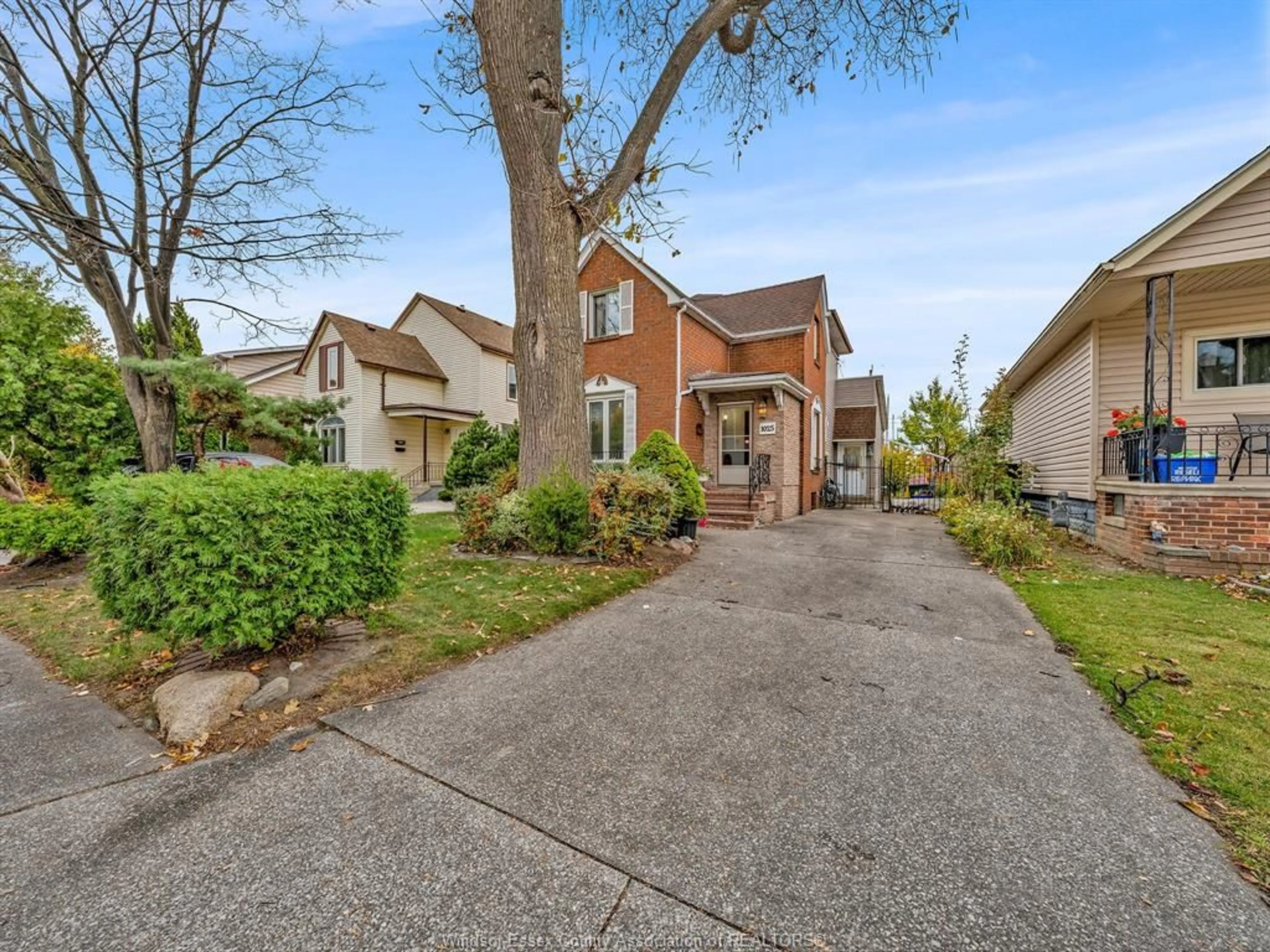A pic from outside/outdoor area/front of a property/back of a property/a pic from drone, street for 1025 LANGLOIS Ave, Windsor Ontario N9A 2H4