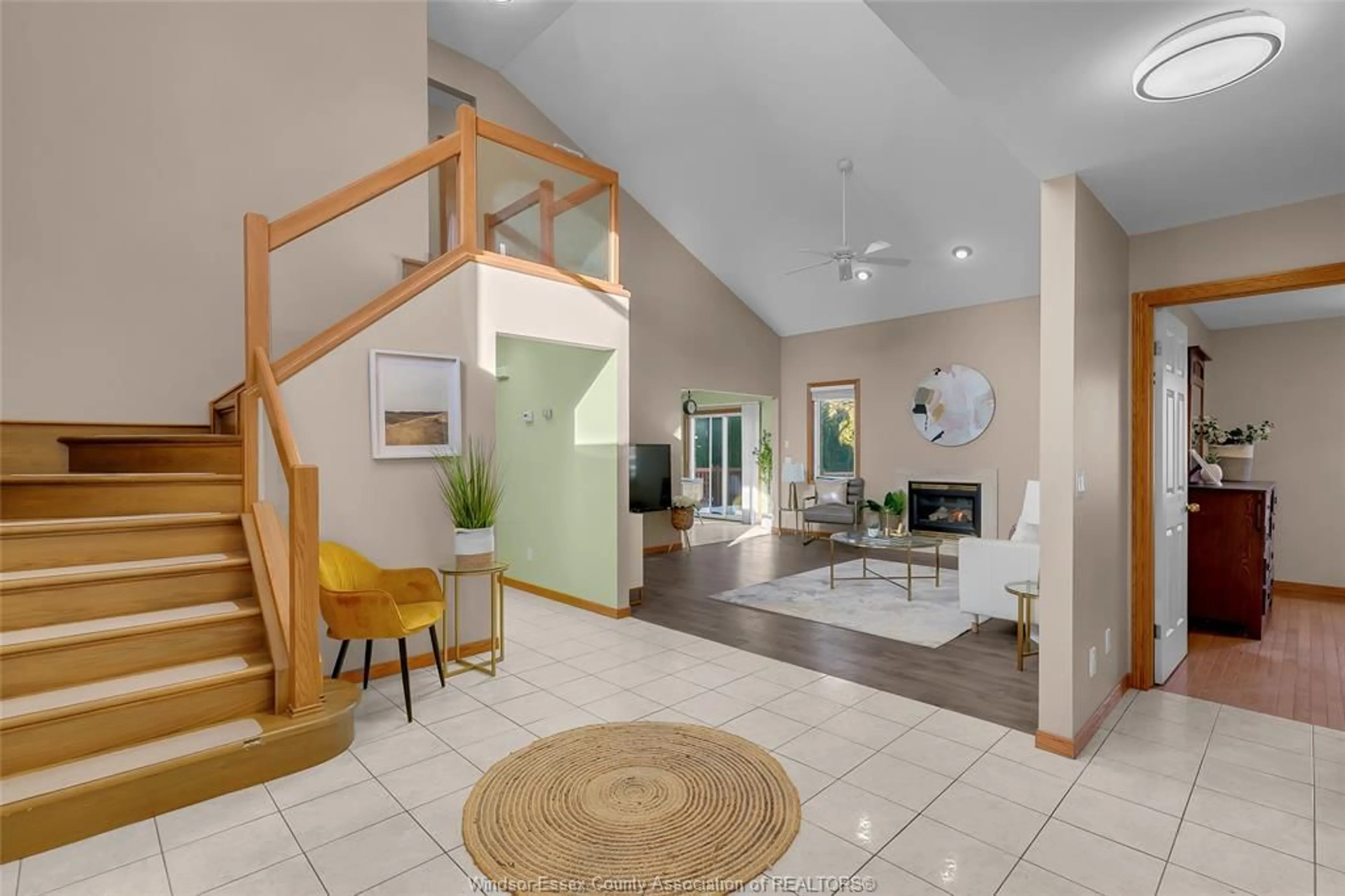 Indoor foyer for 2376 DANDURAND Ave, Windsor Ontario N9E 3Y5