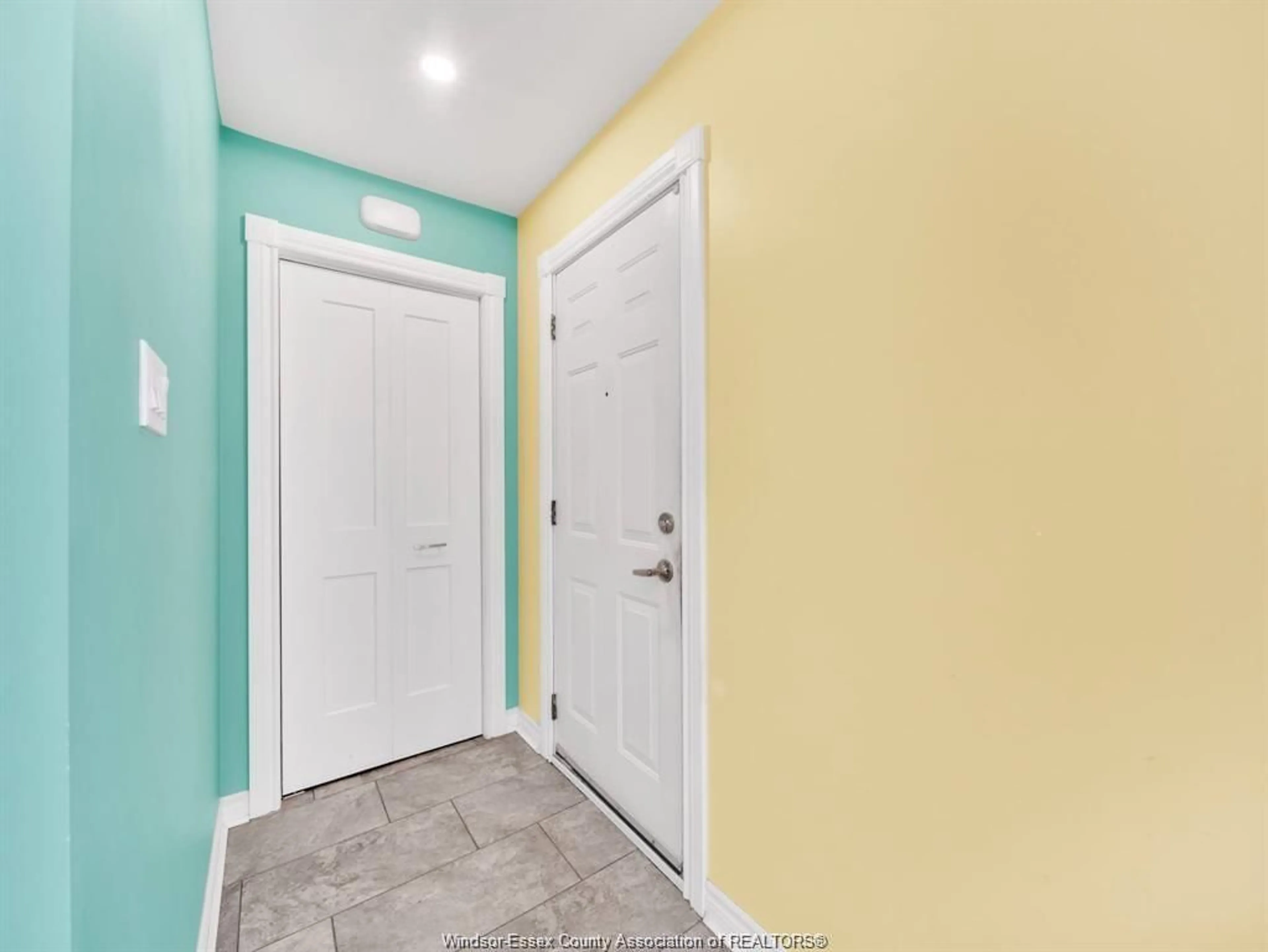 Indoor entryway for 1484 FRANCOIS, Windsor Ontario N8Y 4L4