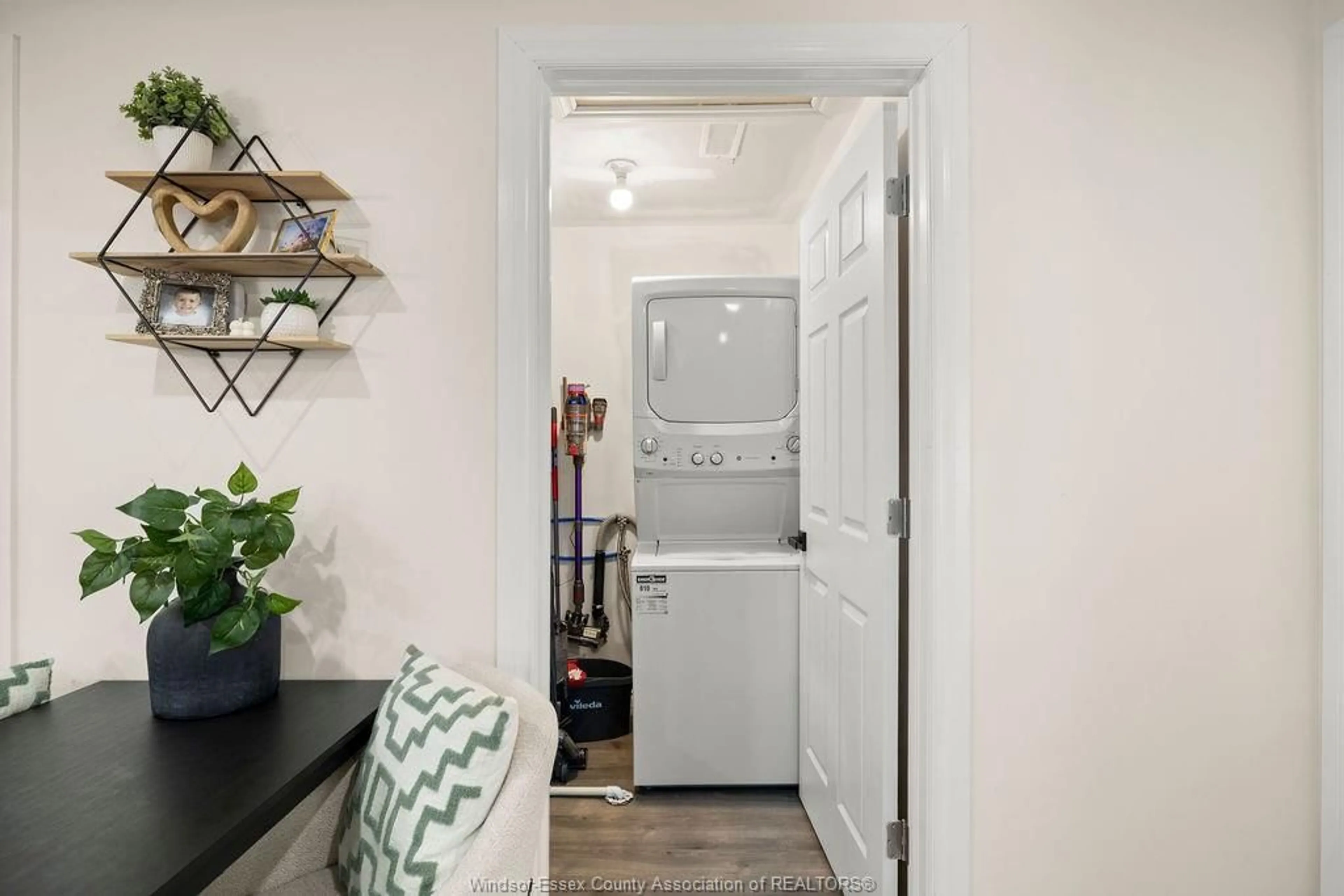 Indoor entryway for 1035 HENRY FORD CENTER, Windsor Ontario N8W 2T4