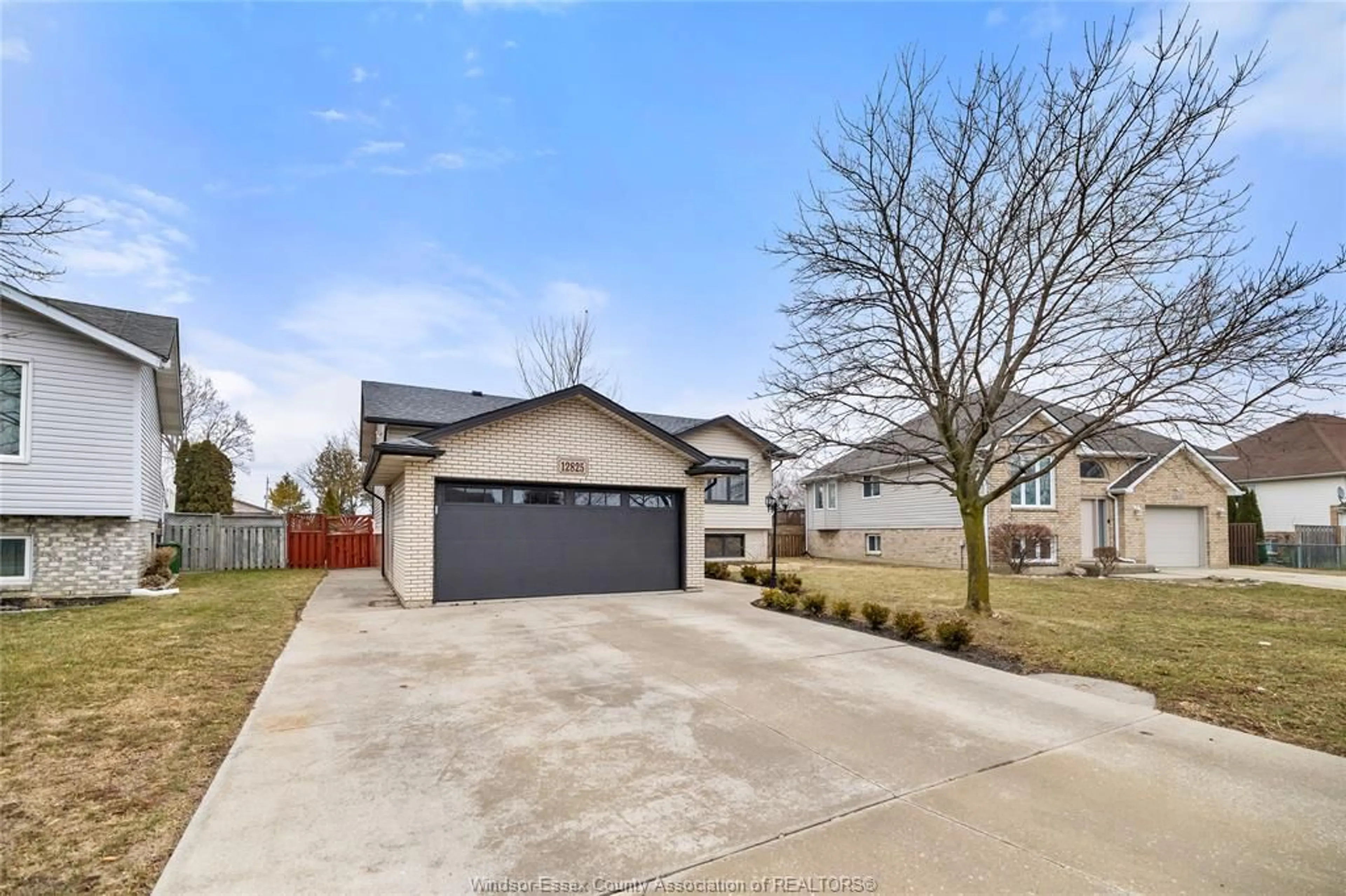 A pic from outside/outdoor area/front of a property/back of a property/a pic from drone, street for 12825 Lemire St, Tecumseh Ontario N8N 4W1