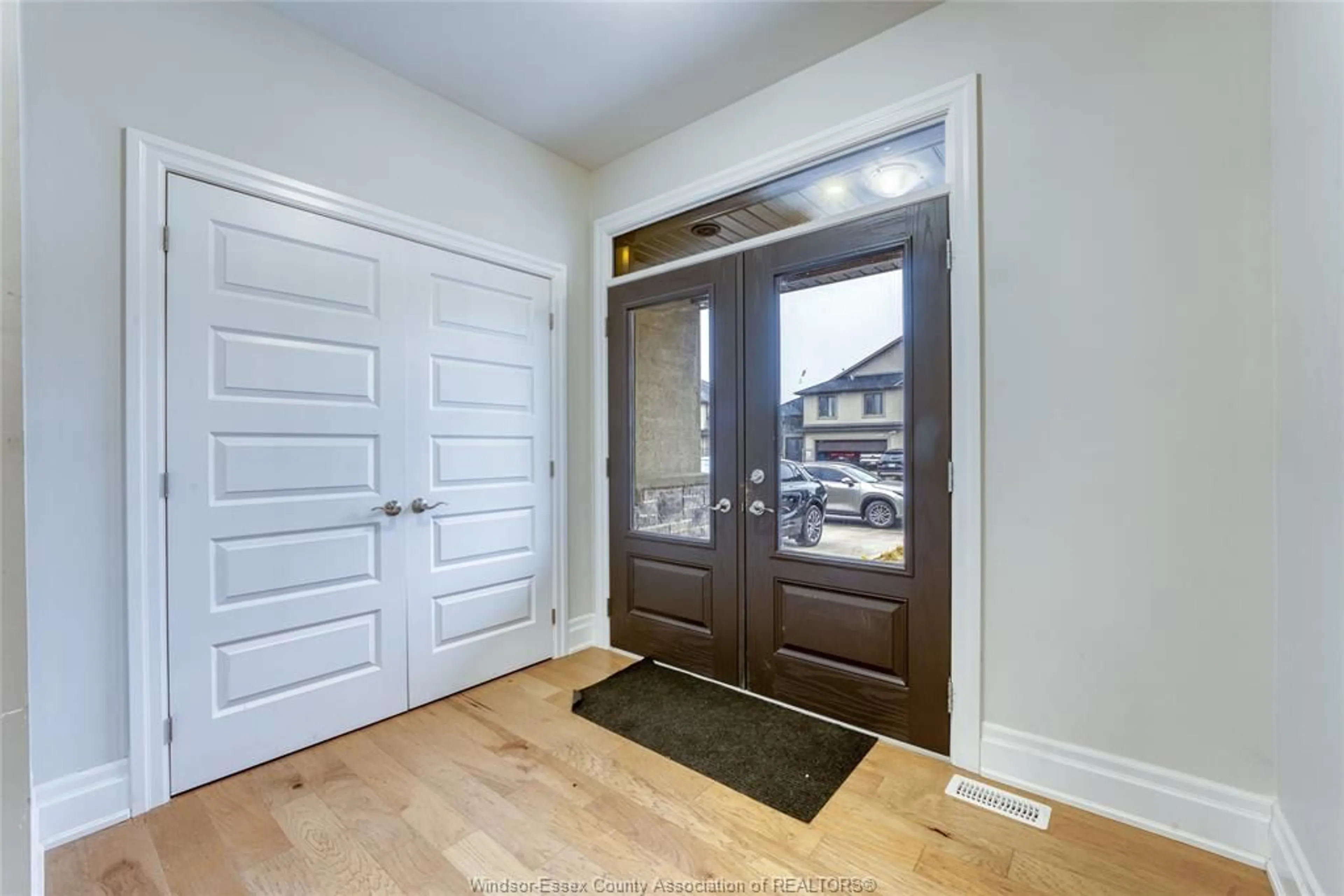Indoor entryway for 146 Lane St, Essex Ontario N8M 0B1