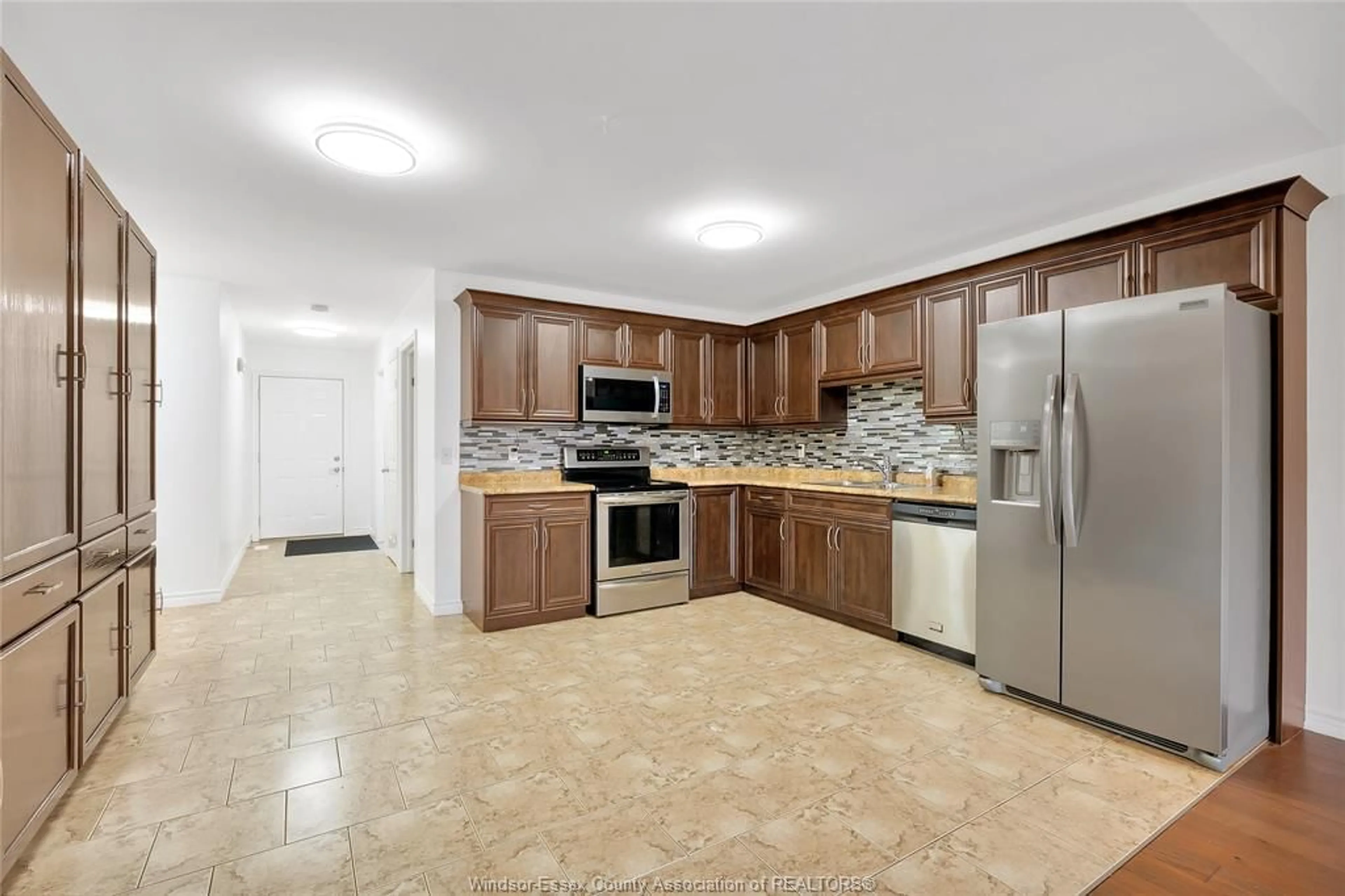Standard kitchen, ceramic/tile floor for 11137 STONESCAPE, Windsor Ontario N8P 1M3