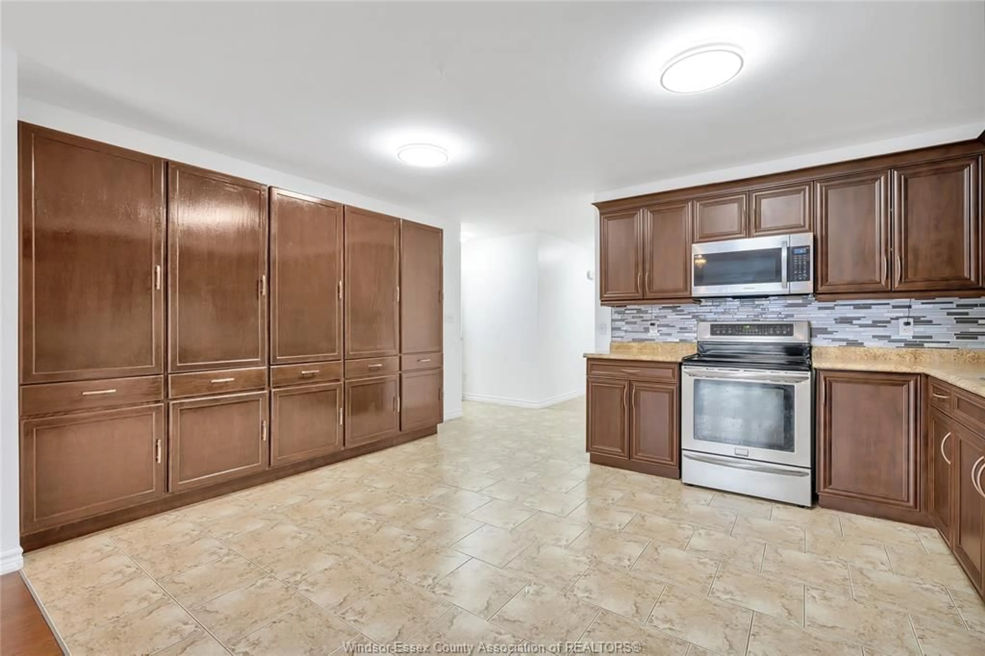 Unknown for 11137 STONESCAPE, Windsor Ontario N8P 1M3