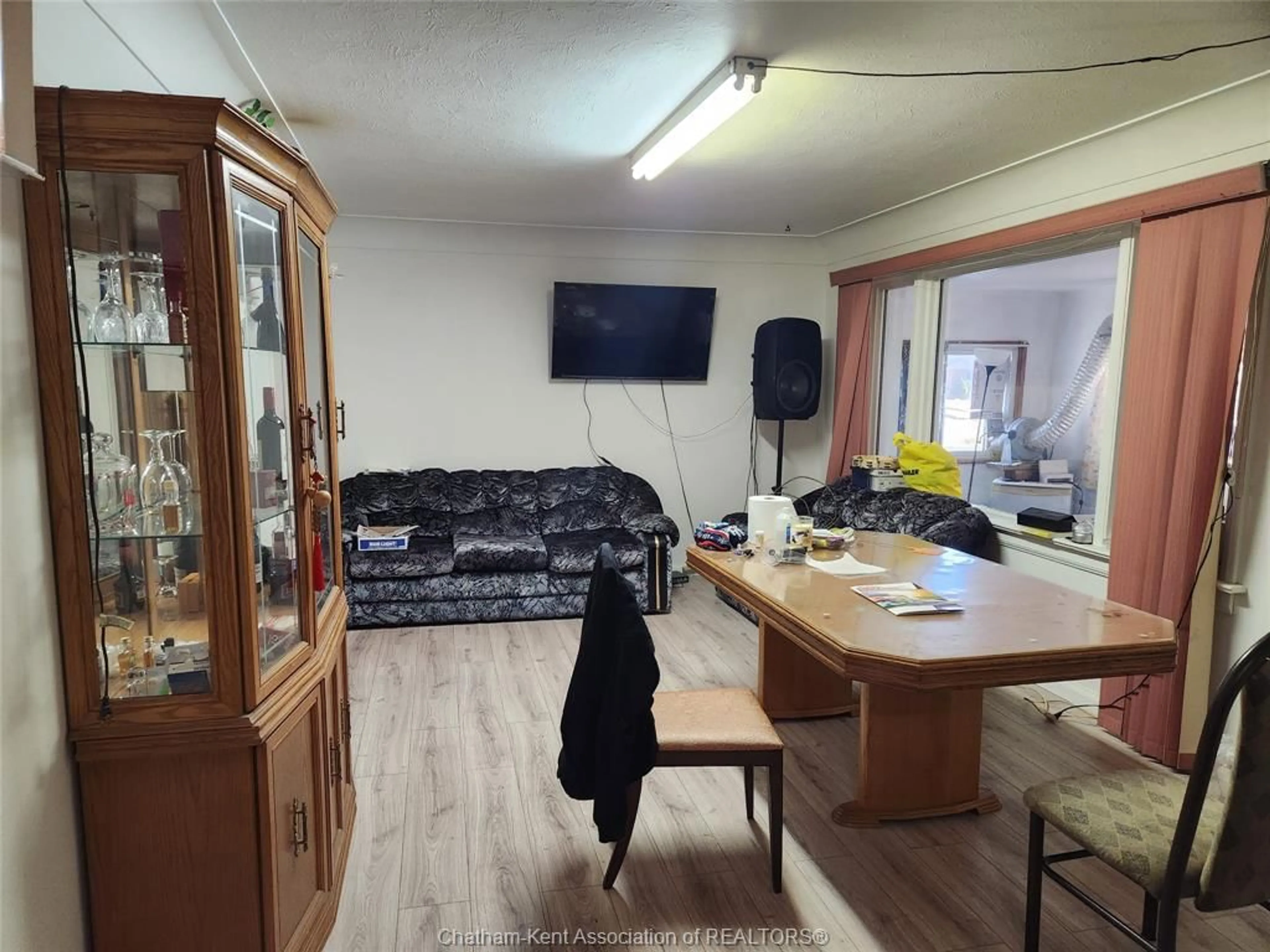 A pic of a room for 33 John St, Chatham Ontario N7M 5B5