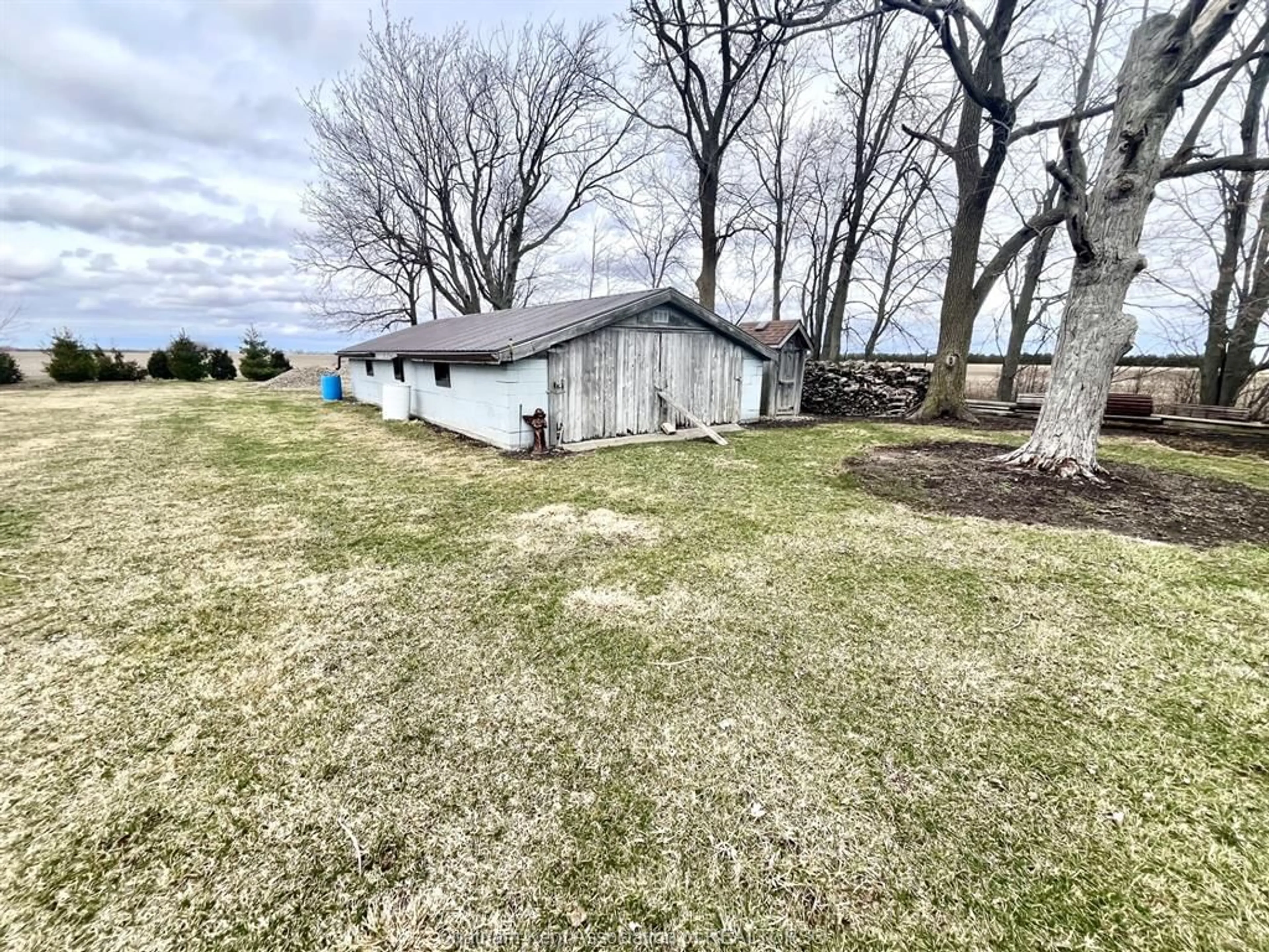A pic from outside/outdoor area/front of a property/back of a property/a pic from drone, unknown for 5095 Talbot TRAIL Trail, Merlin Ontario N0P 1W0