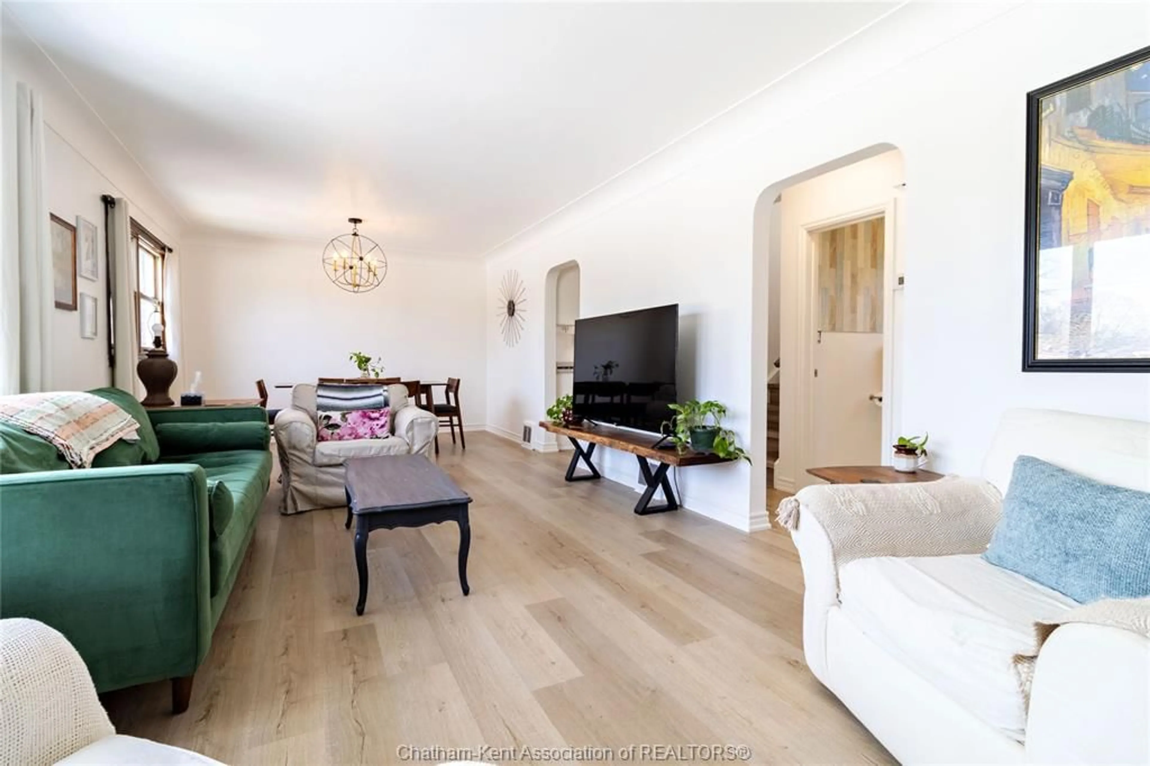 Living room with furniture, wood/laminate floor for 24 SIMONTON Dr, Chatham Ontario N7M 5C6