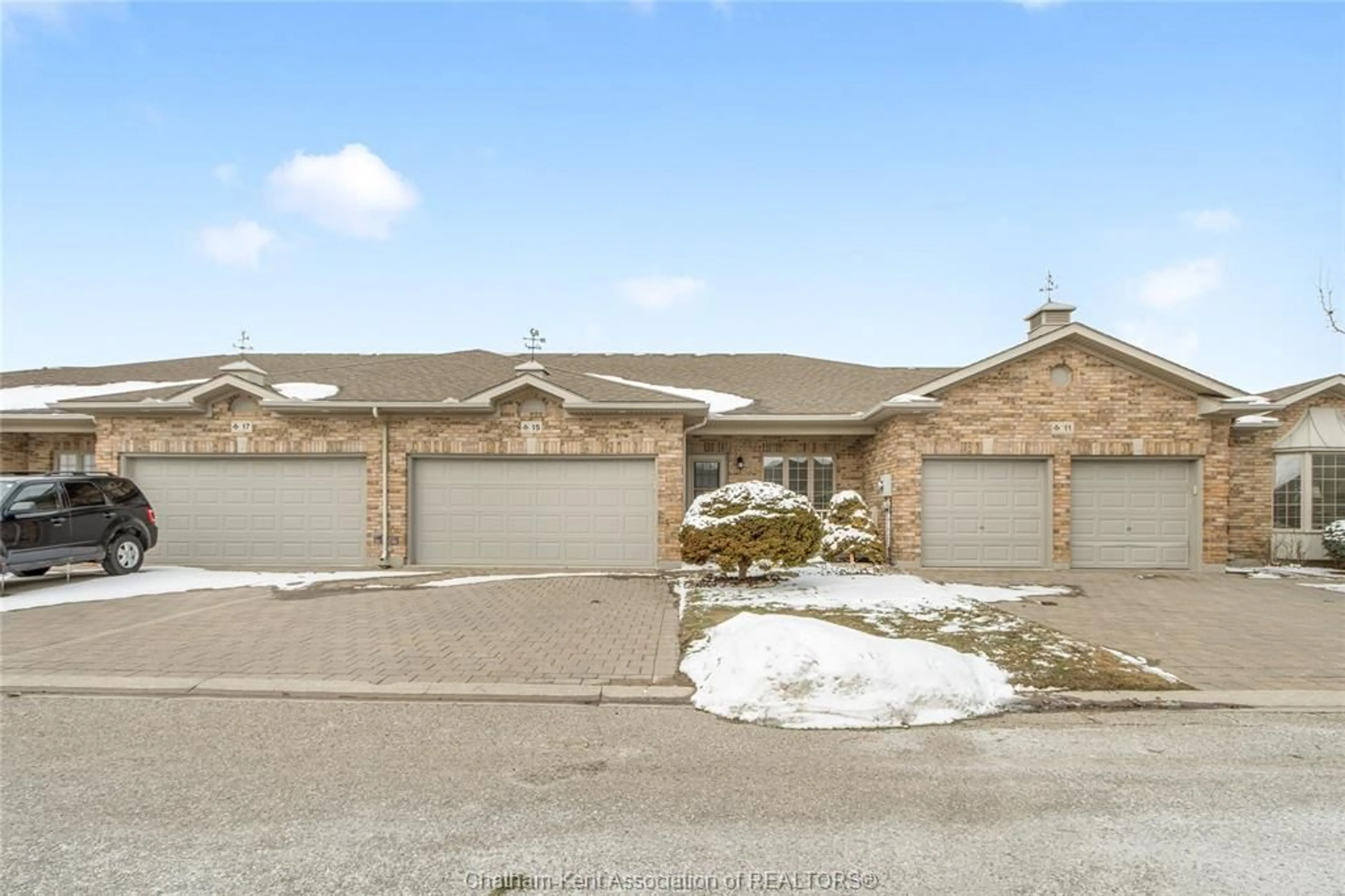 A pic from outside/outdoor area/front of a property/back of a property/a pic from drone, street for 15 HOME Pl, Chatham Ontario N7L 5P4