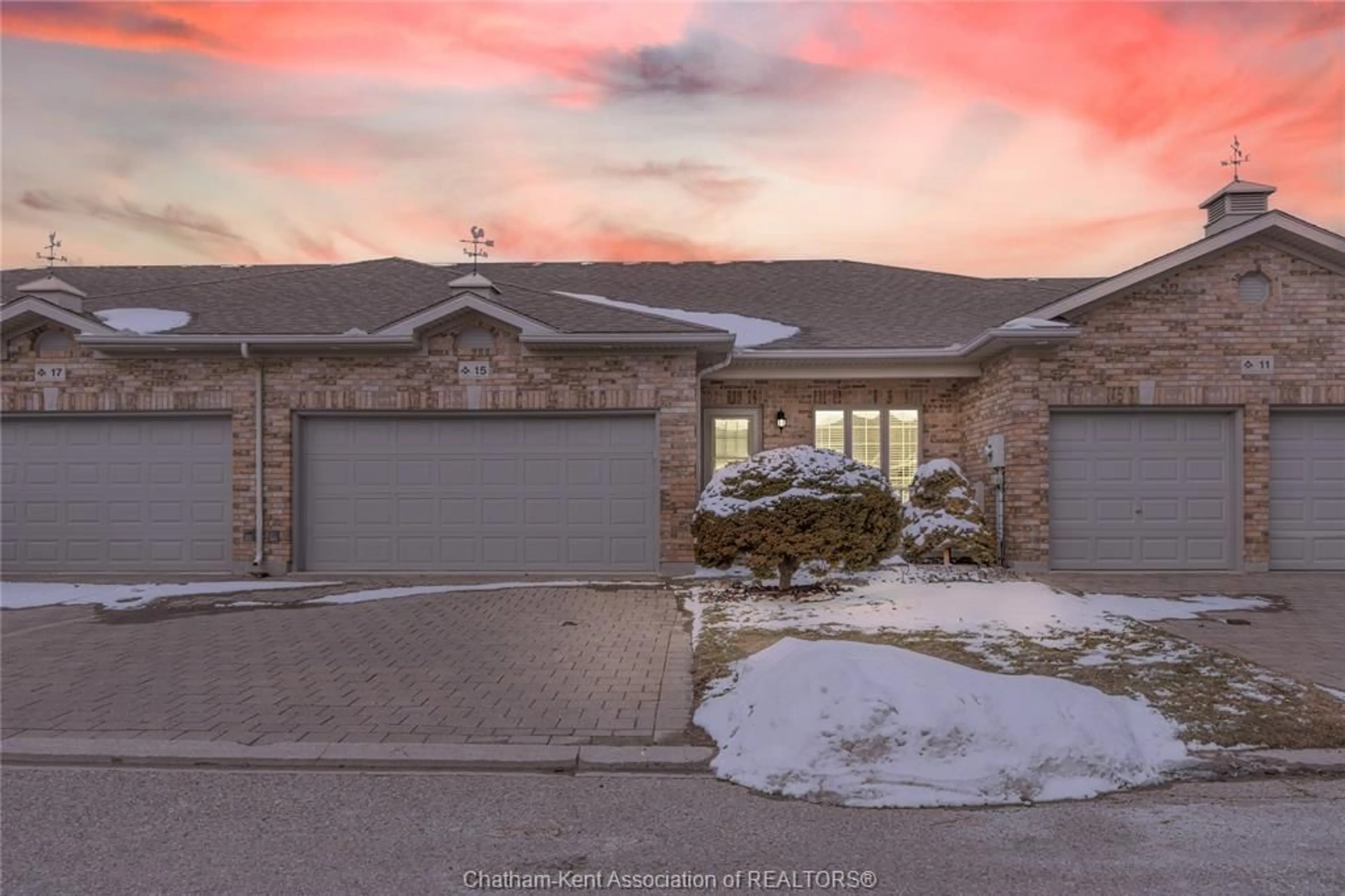 A pic from outside/outdoor area/front of a property/back of a property/a pic from drone, street for 15 HOME Pl, Chatham Ontario N7L 5P4