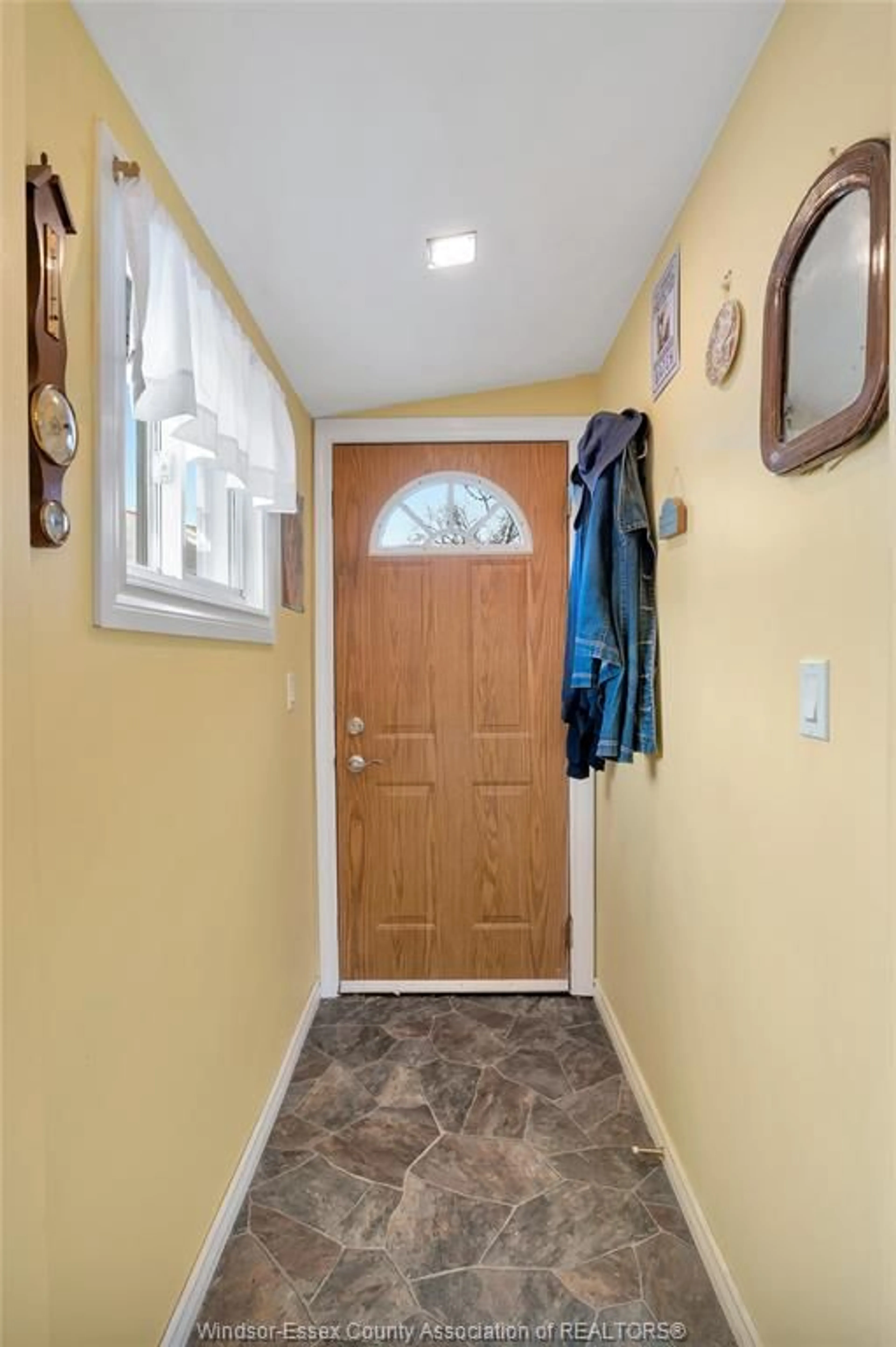 Indoor entryway for 11 BONITA, Windsor Ontario N8W 2B4