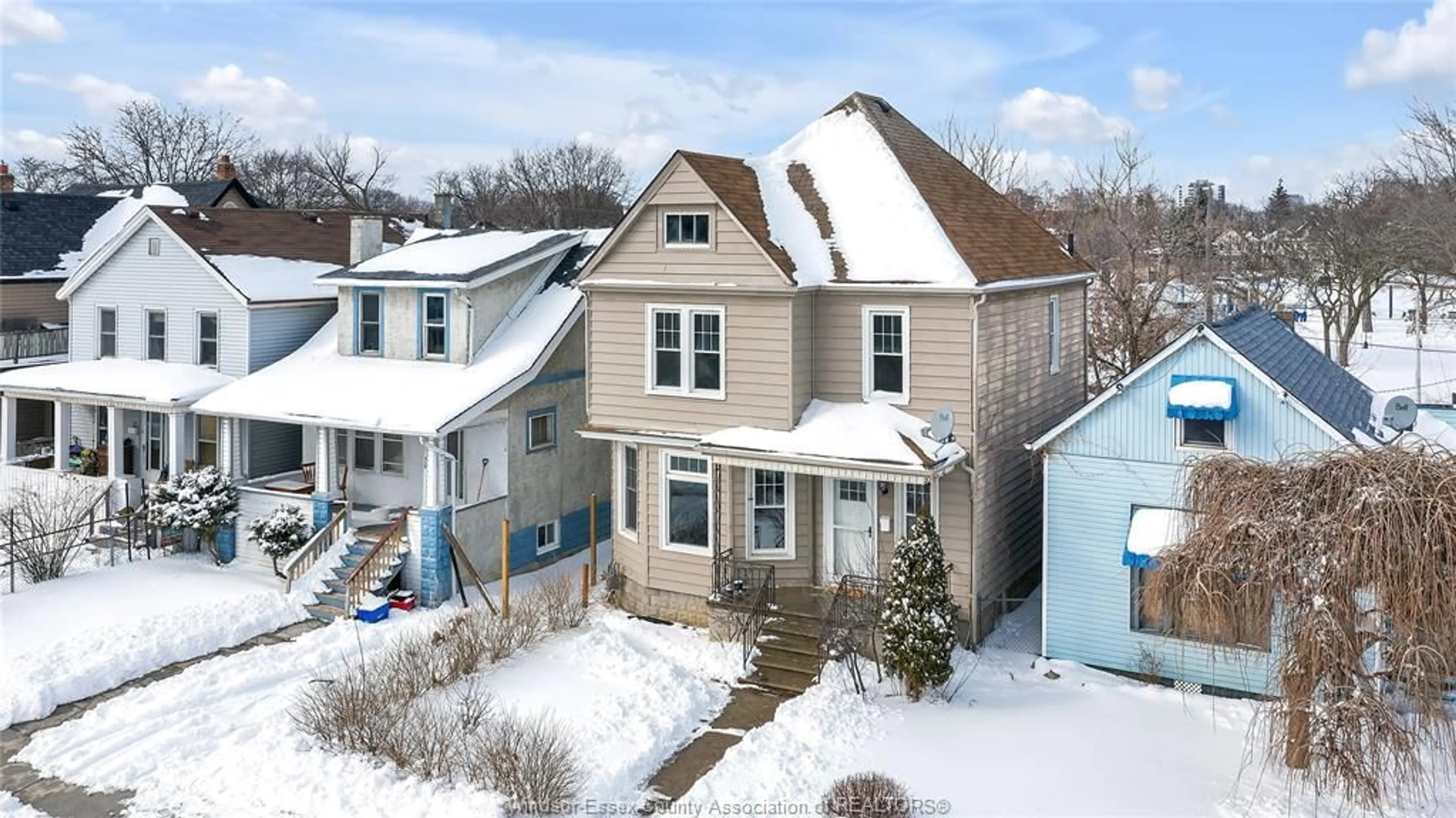 A pic from outside/outdoor area/front of a property/back of a property/a pic from drone, street for 444 ELLIOTT STREET WEST, Windsor Ontario N9A 5Z2