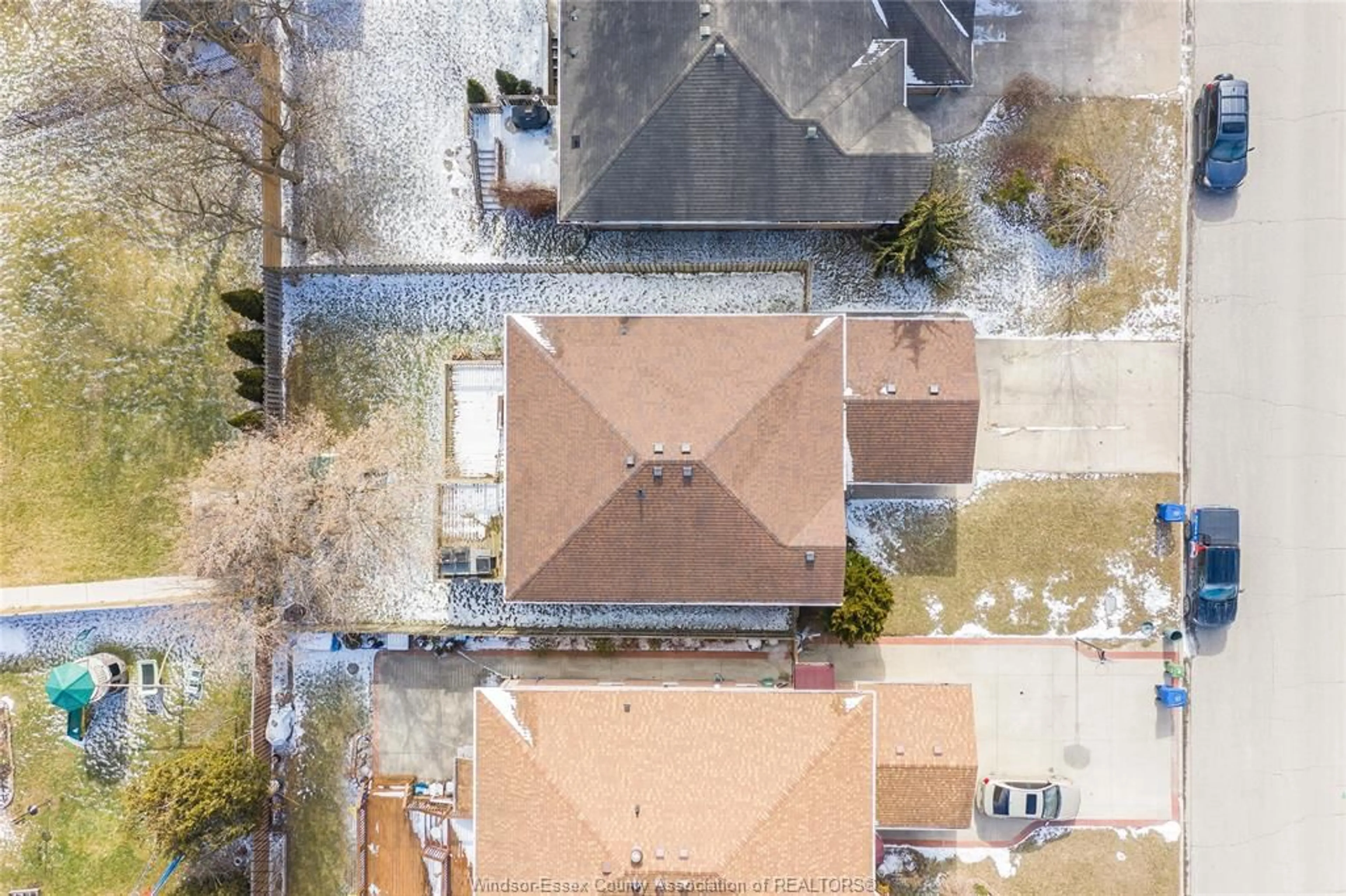 A pic from outside/outdoor area/front of a property/back of a property/a pic from drone, street for 3870 CLARA Ave, Windsor Ontario N9E 4X6