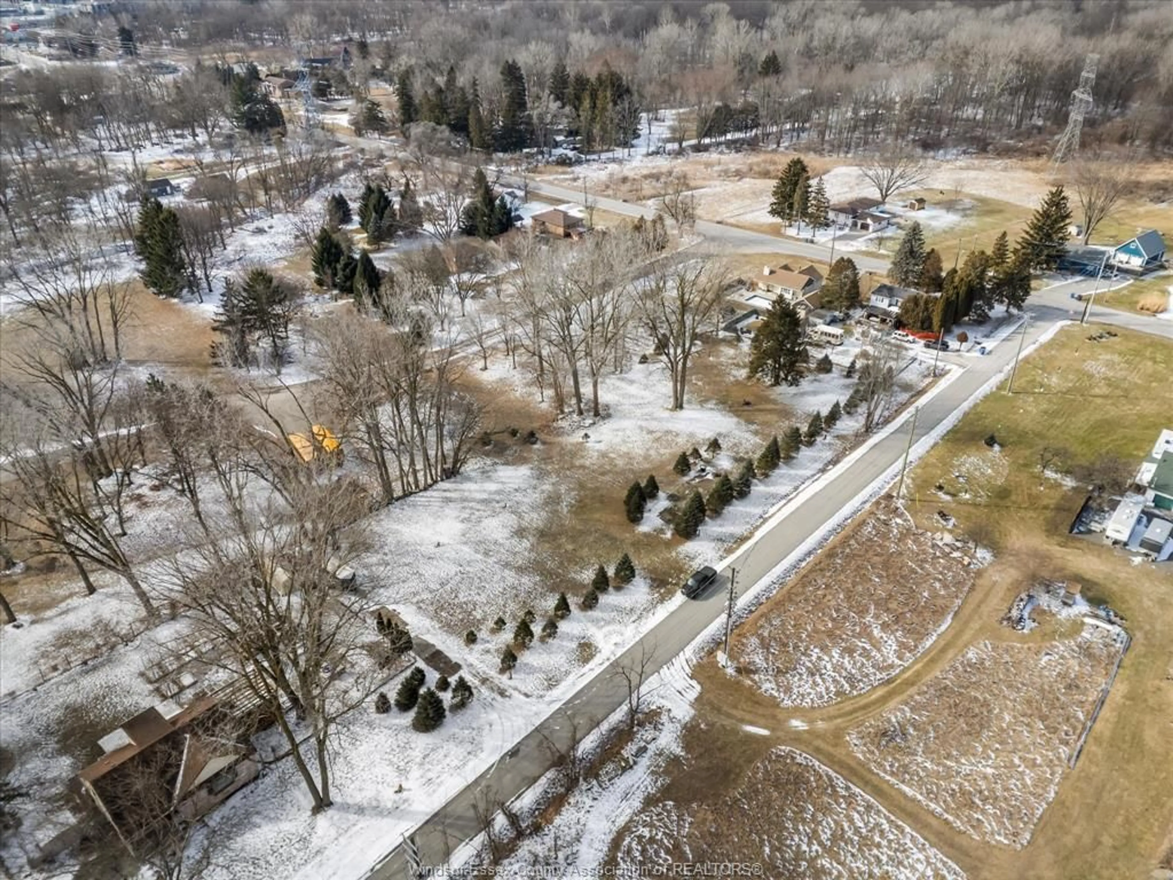 A pic from outside/outdoor area/front of a property/back of a property/a pic from drone, mountain view for VL LANSING, Windsor Ontario N9E 3S4