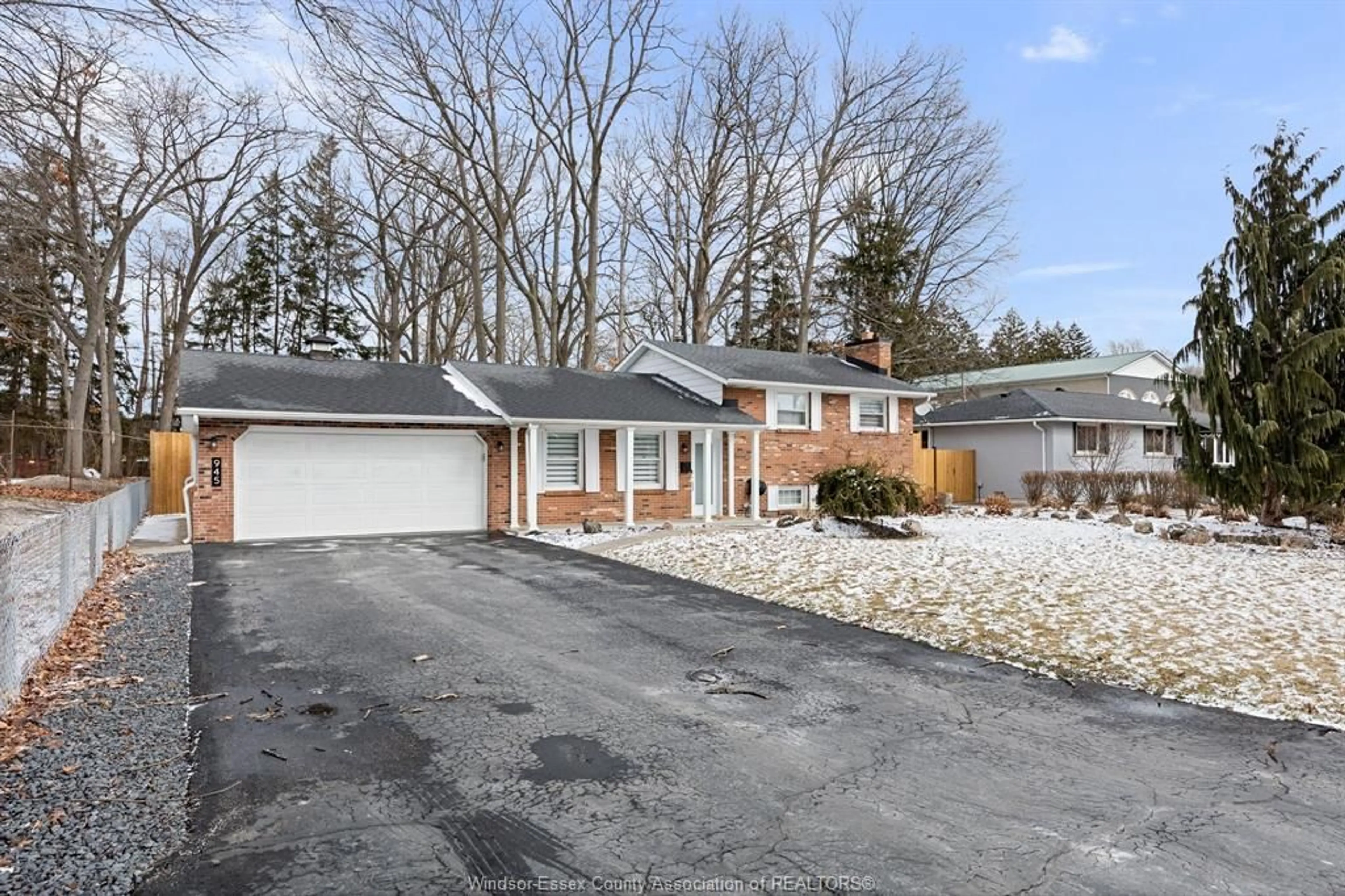 Unknown for 945 LAURIER, LaSalle Ontario N9J 1M9