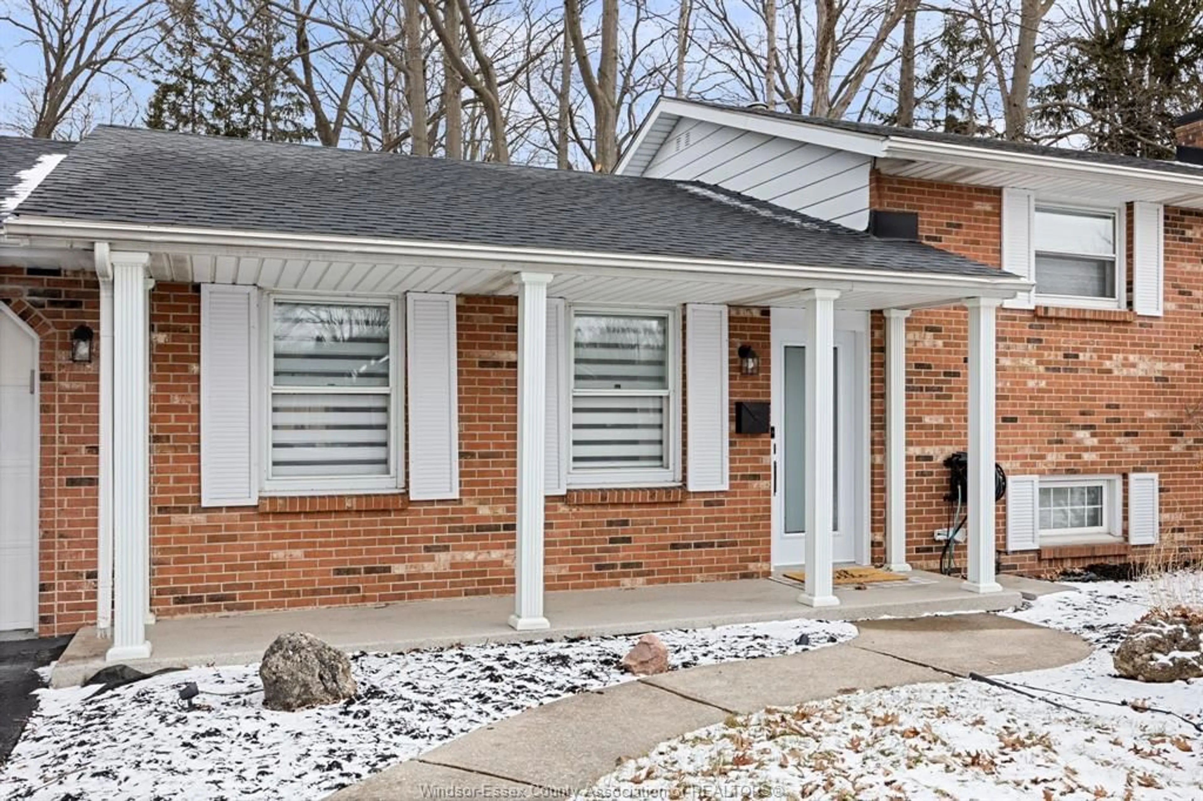 Home with brick exterior material, street for 945 LAURIER, LaSalle Ontario N9J 1M9