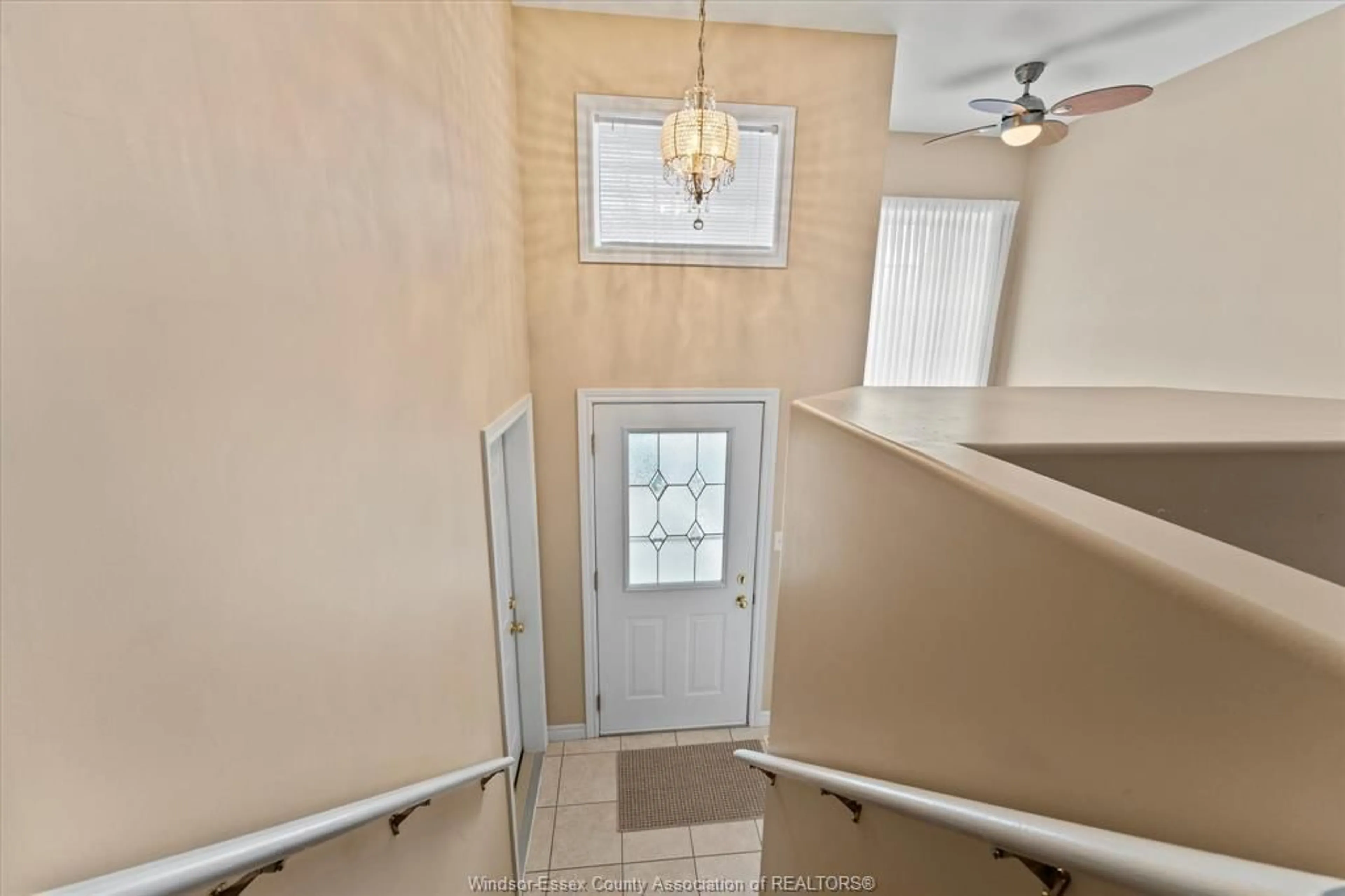 Indoor entryway for 2538 DUNESHILL, Windsor Ontario N8P 1Y2