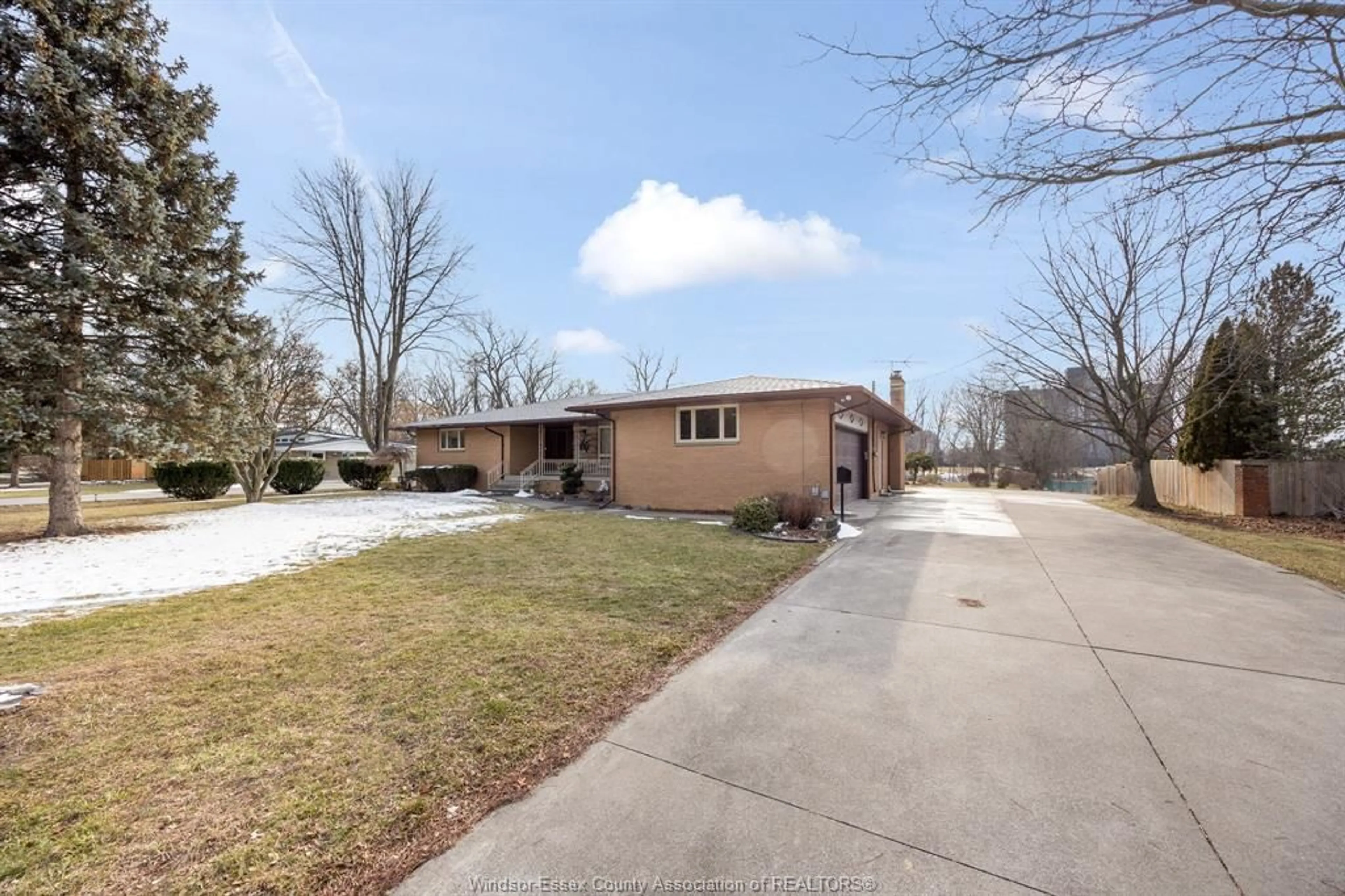 A pic from outside/outdoor area/front of a property/back of a property/a pic from drone, street for 3071 LAUZON Rd, Windsor Ontario N8T 2Z7