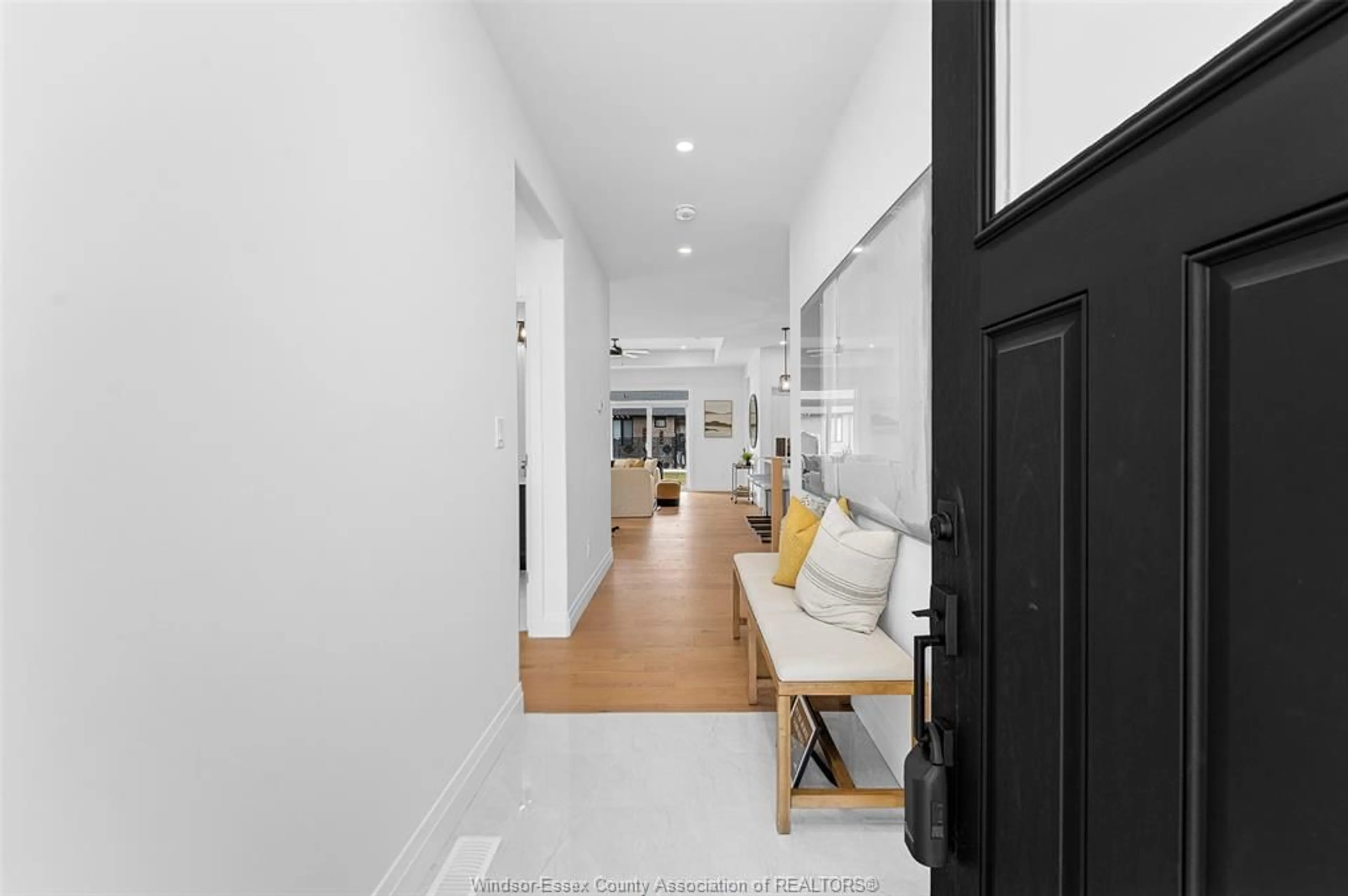 Indoor entryway for 2602 BARKLEY Ave, Windsor Ontario N8P 0E9