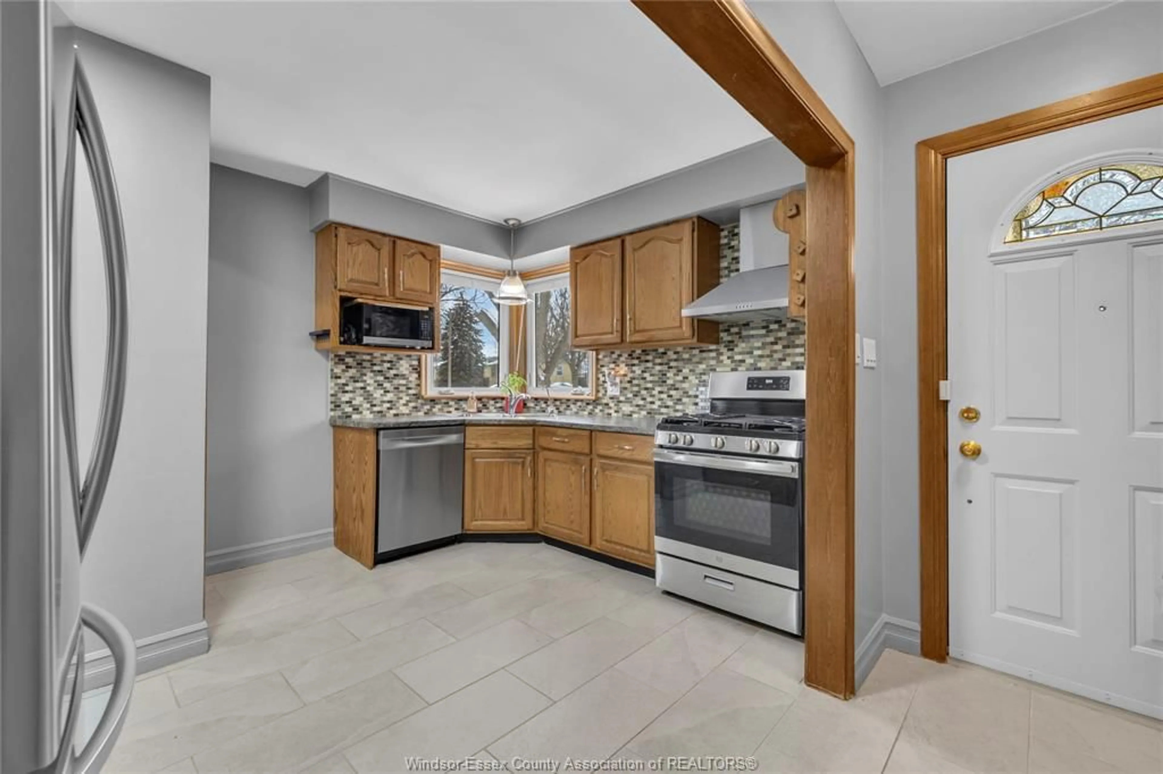 Open concept kitchen, ceramic/tile floor for 42 GRACE, Leamington Ontario N8H 1K9