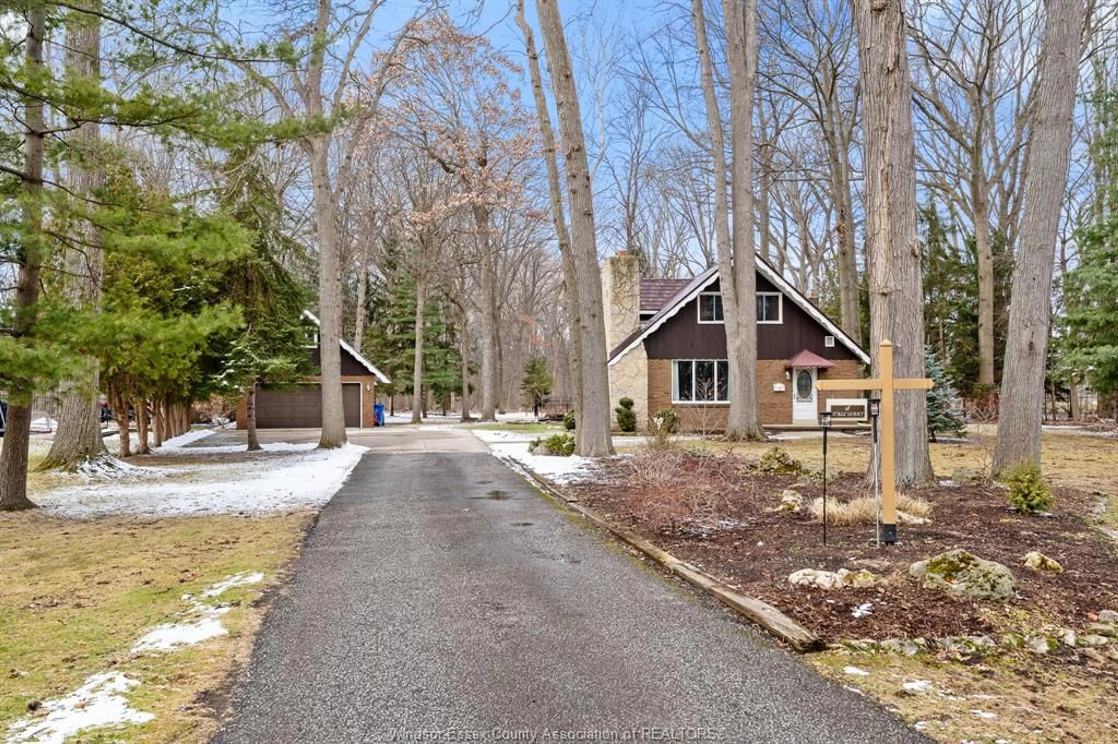 Unknown for 4 Oakland Cres, LaSalle Ontario N9J 2J1