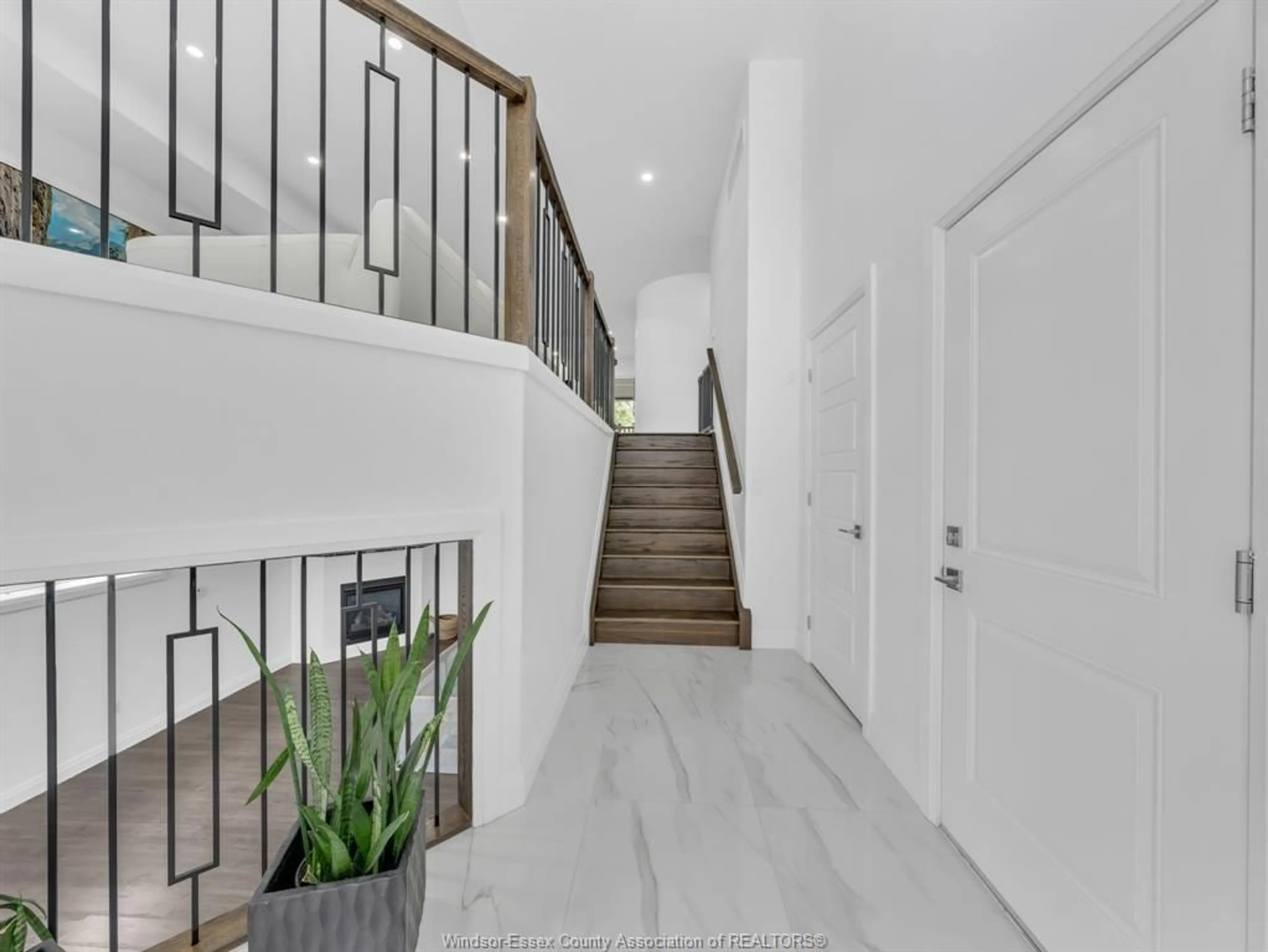 Indoor foyer for 2927 CLEMENCEAU Blvd, Windsor Ontario N8T 2R2