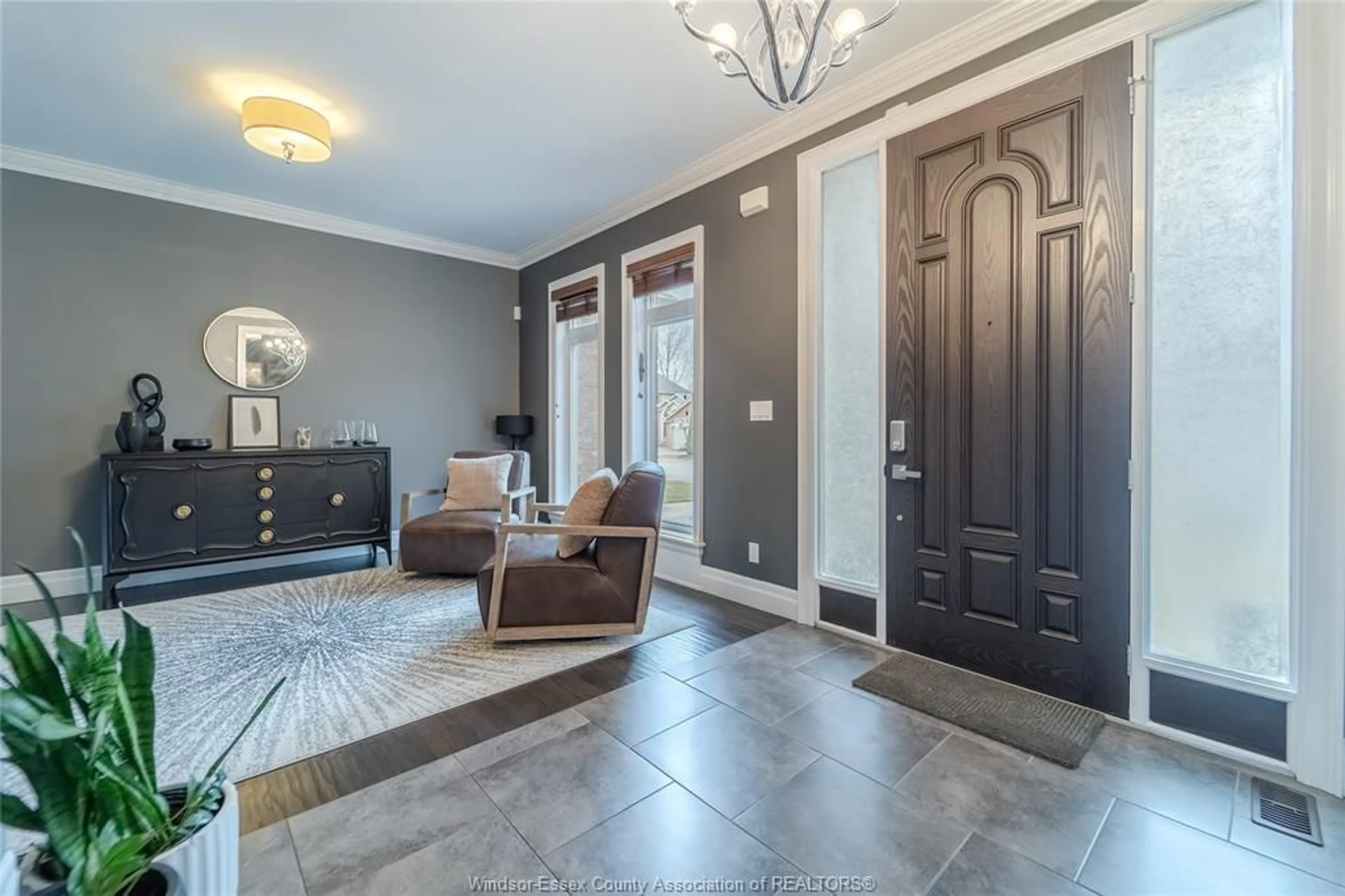 Indoor entryway for 499 Superior St, LaSalle Ontario N9J 3Z5
