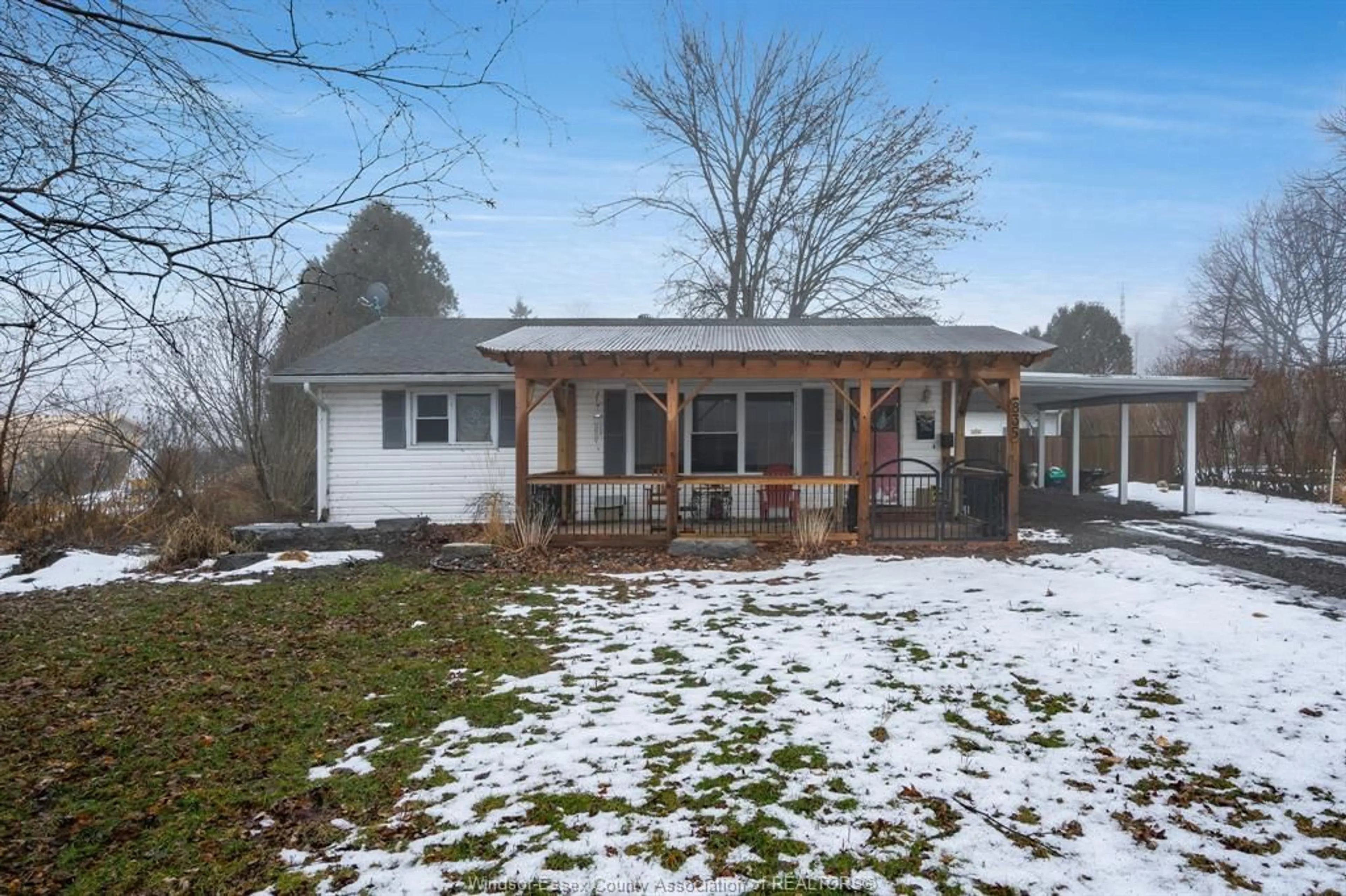 A pic from outside/outdoor area/front of a property/back of a property/a pic from drone, unknown for 835 Erie Ave, Kingsville Ontario N9Y 3C9